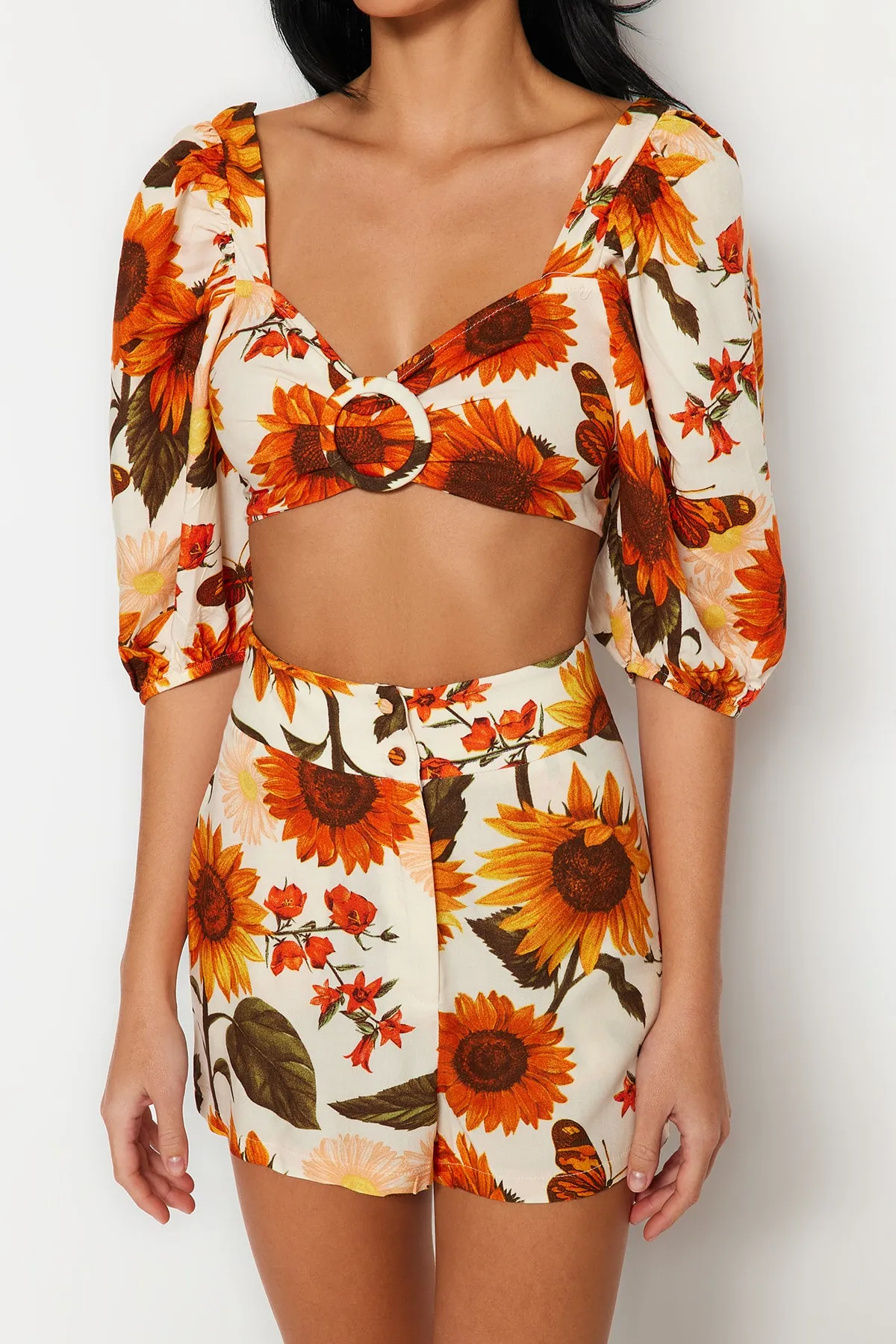 Trendyol Collection  Gewebtes Accessoire-Set mit Bluse und Shorts mit Blumendruck TBESS23AU00018