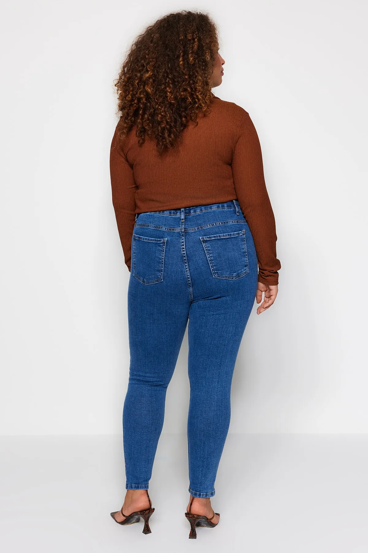 Trendyol Curve  Blaue, dehnbare Skinny-Jeans mit hoher Taille TBSSS22JE00007
