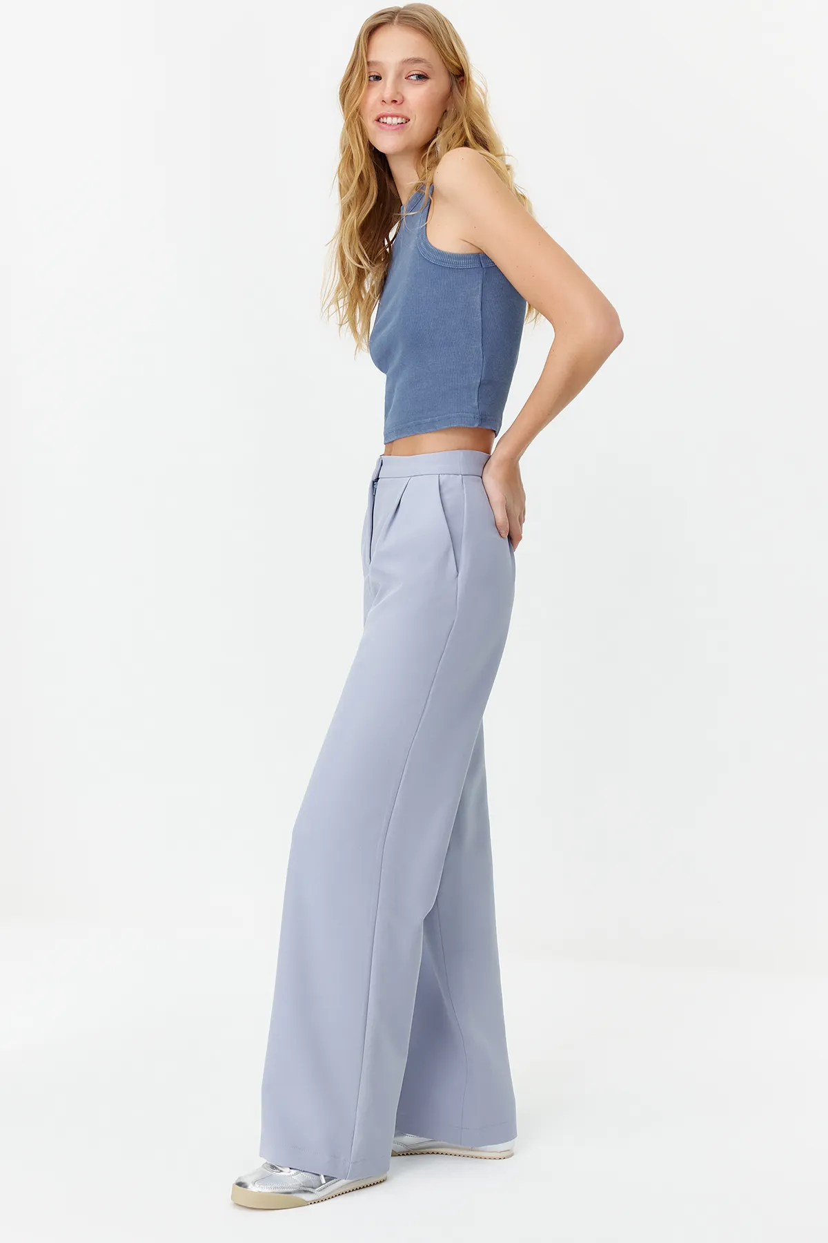 Trendyol Collection  Hellblaue Hose mit weitem Bein TWOAW22PL0139