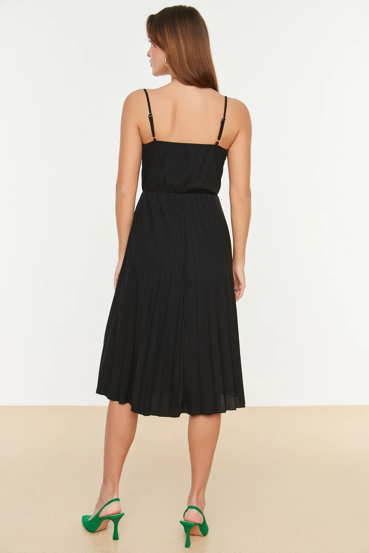 Trendyol Collection  Schwarzes, zweireihiges, dehnbares Strickkleid mit offener Taille/Skater-Midikleid mit plissierten Trägern TWOSS20EL2729