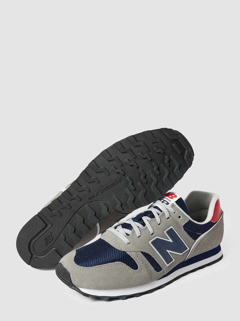 Sneaker mit Label-Details in hellgrau