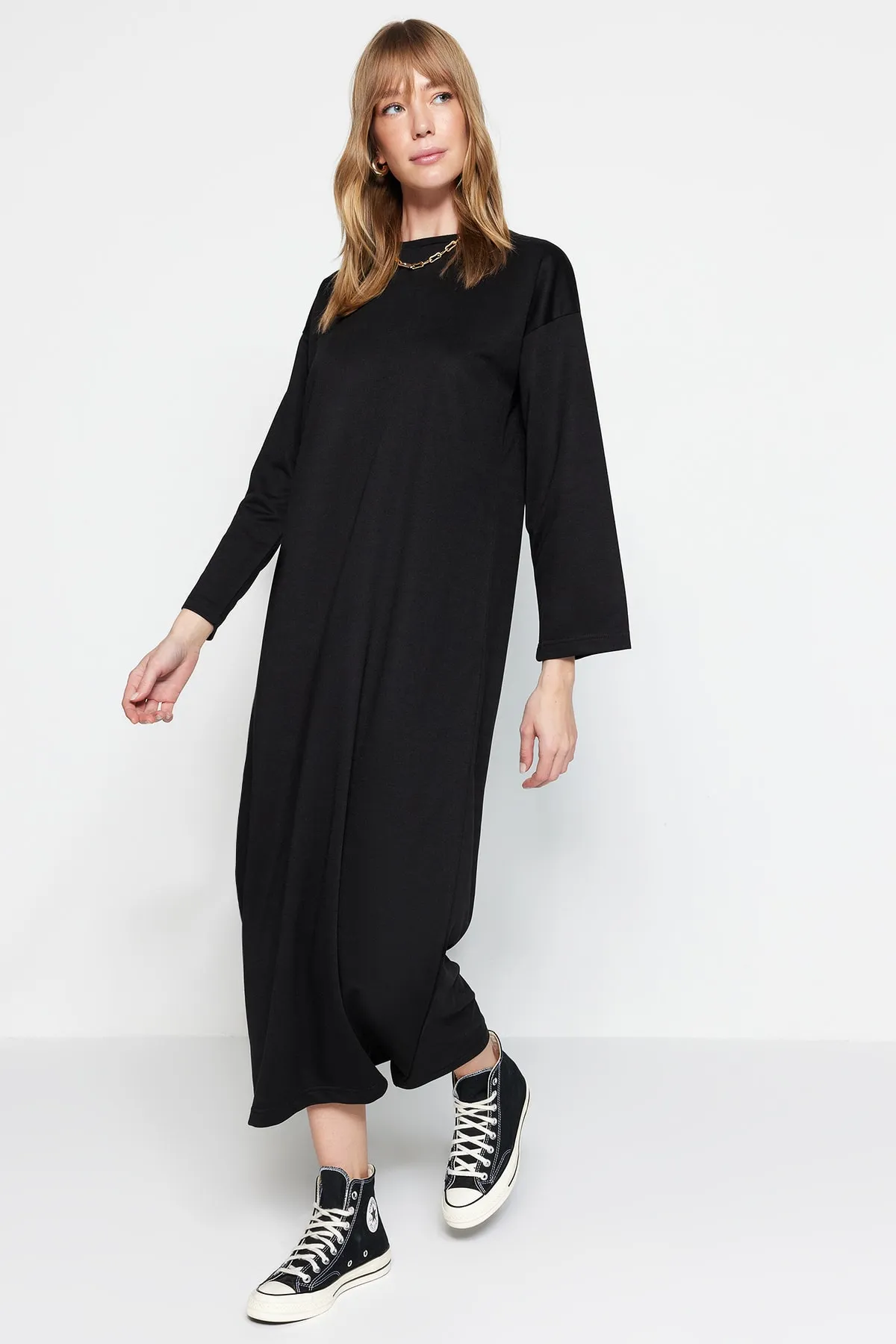 Trendyol Modest  Schwarzes Oversize-Strickkleid TCTSS23EB00125