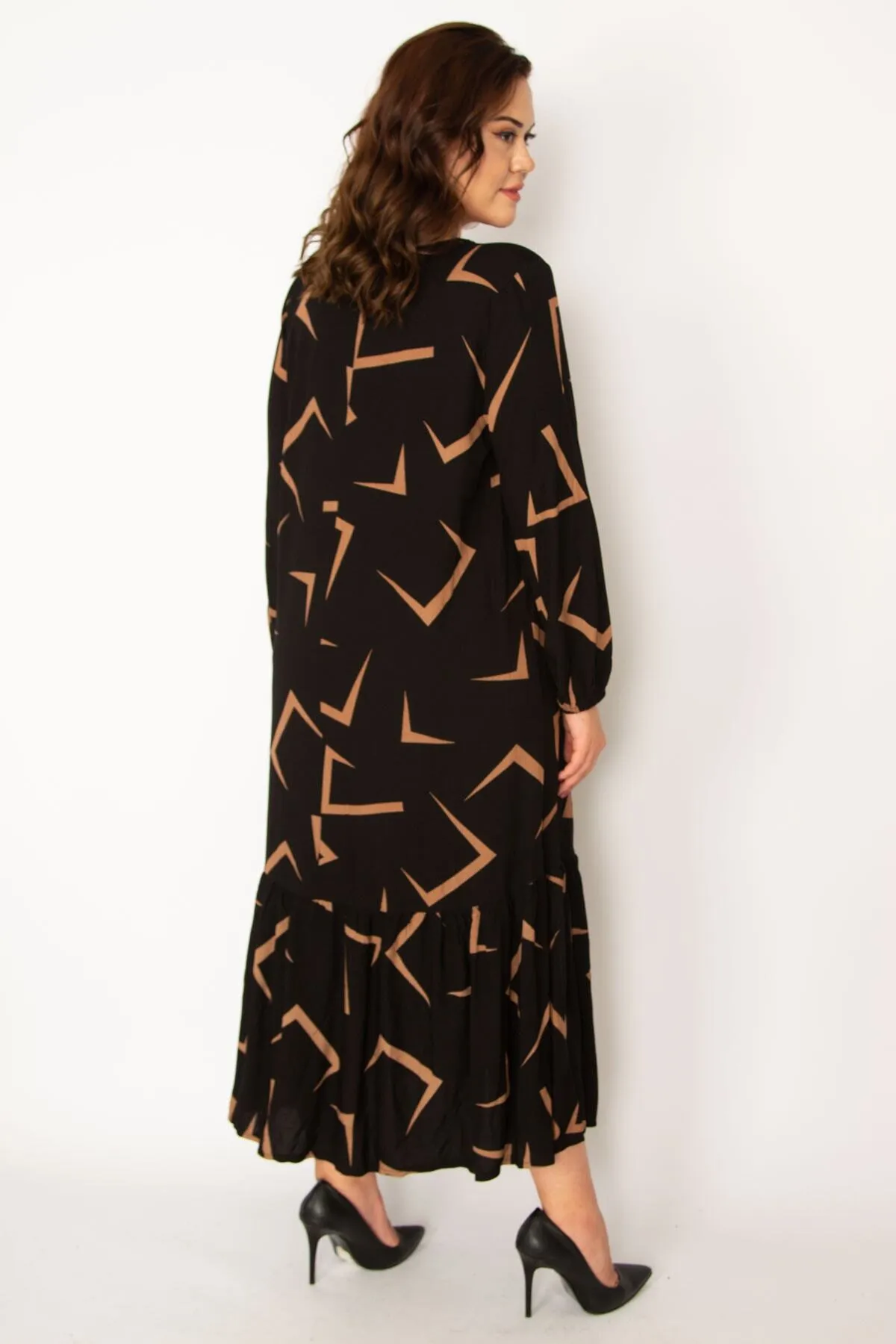 Şans  Damen-Kleid aus gewebtem Viskosestoff in großer Größe in Hellbraun mit abgestuftem Saum und langen Ärmeln 65n33526