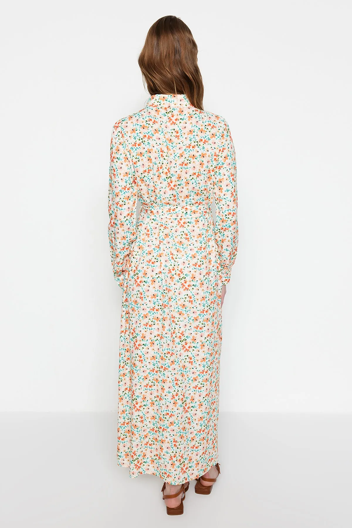 Trendyol Modest  Ecrufarbenes Hemdblusenkleid aus 100 % gewebter Viskose mit Blumenmuster und Gürtel TCTSS21EL3445