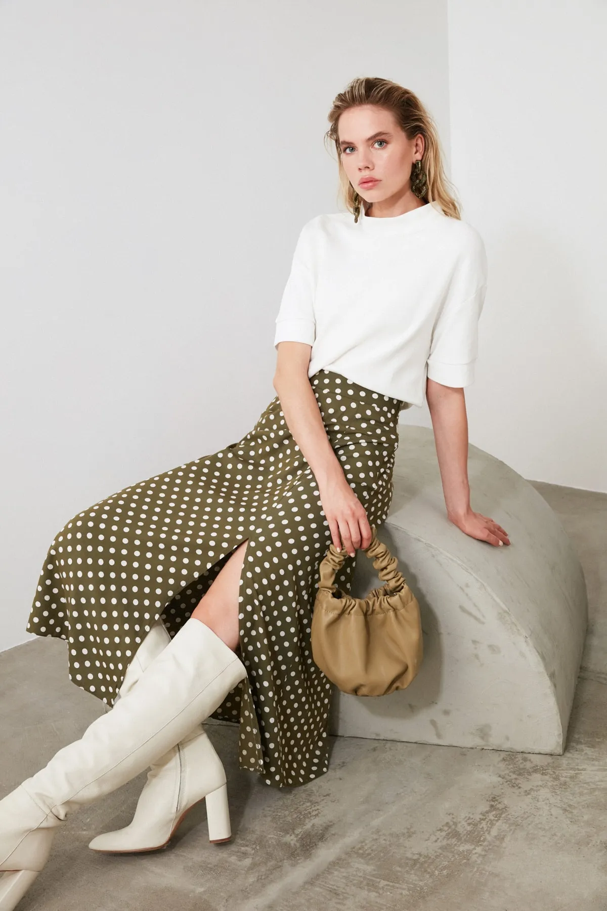 Trendyol Collection  Khakifarbener, geschlitzter, detaillierter gepunkteter Webrock TWOAW20ET0205