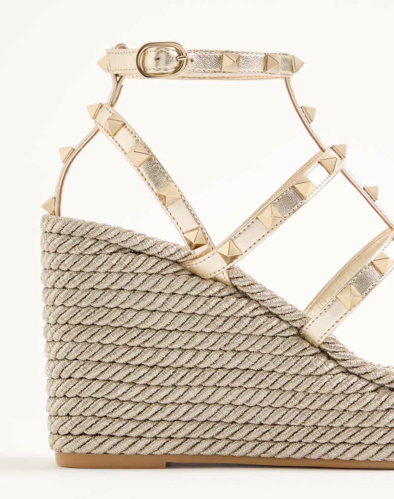Sandália plataforma Rockstud em couro napa laminado 95mm