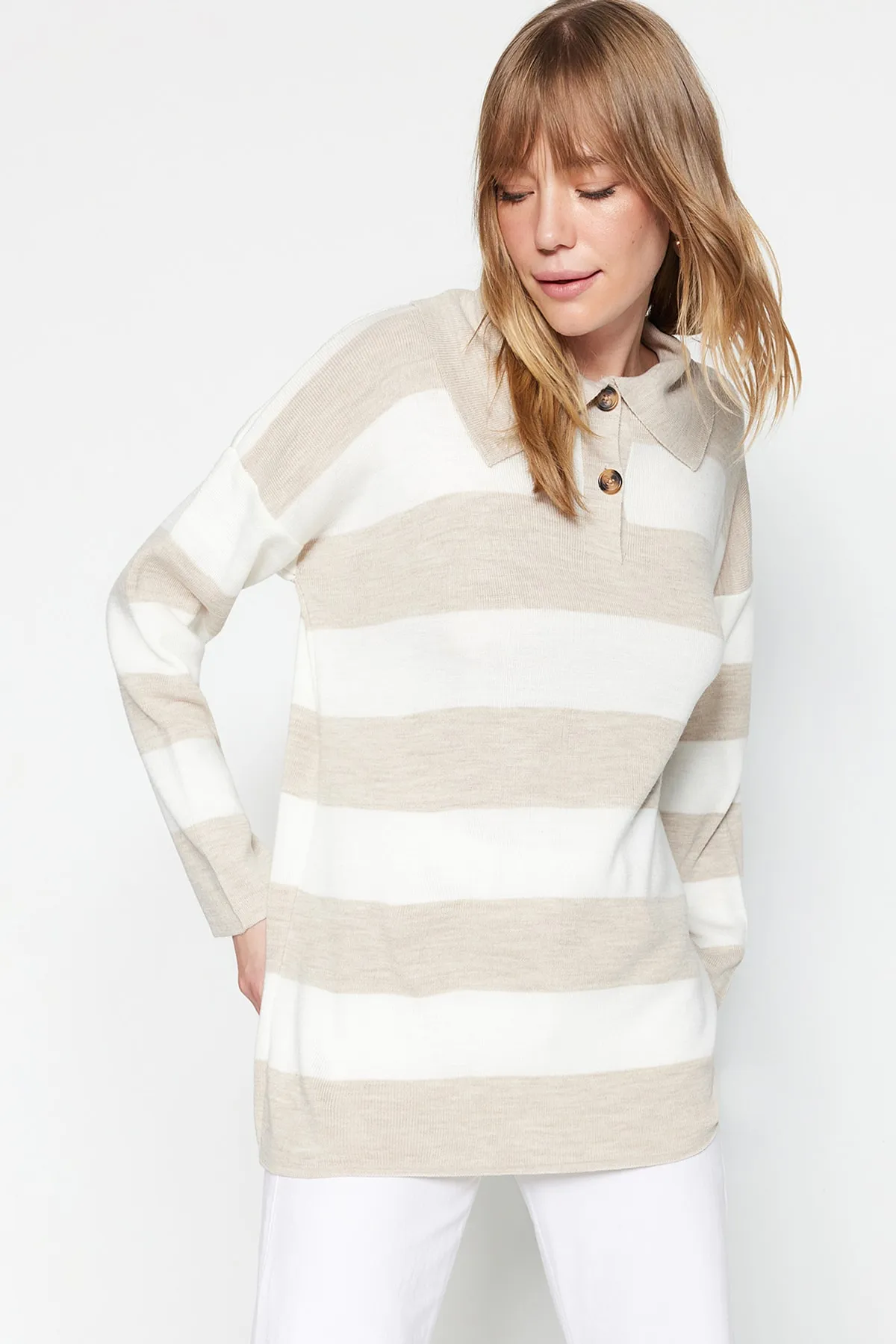 Trendyol Modest  Gestreifter Strickpullover mit Polokragen in Steinoptik TCTAW23KZ00039