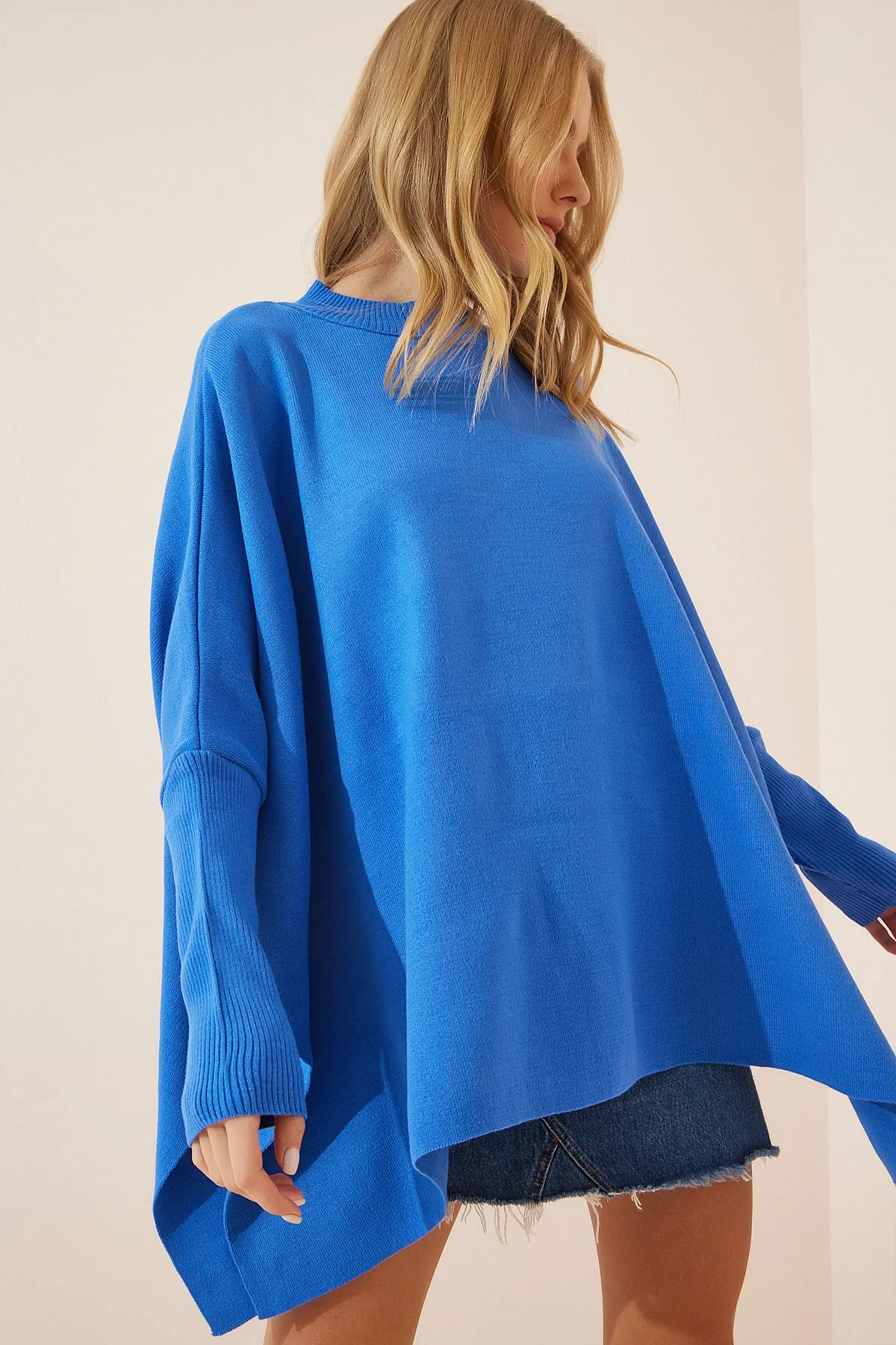 Happiness İstanbul  Kräftiges blaues Oversize-Poncho-Sweatshirt mit Seitenschlitz für Damen YY00005