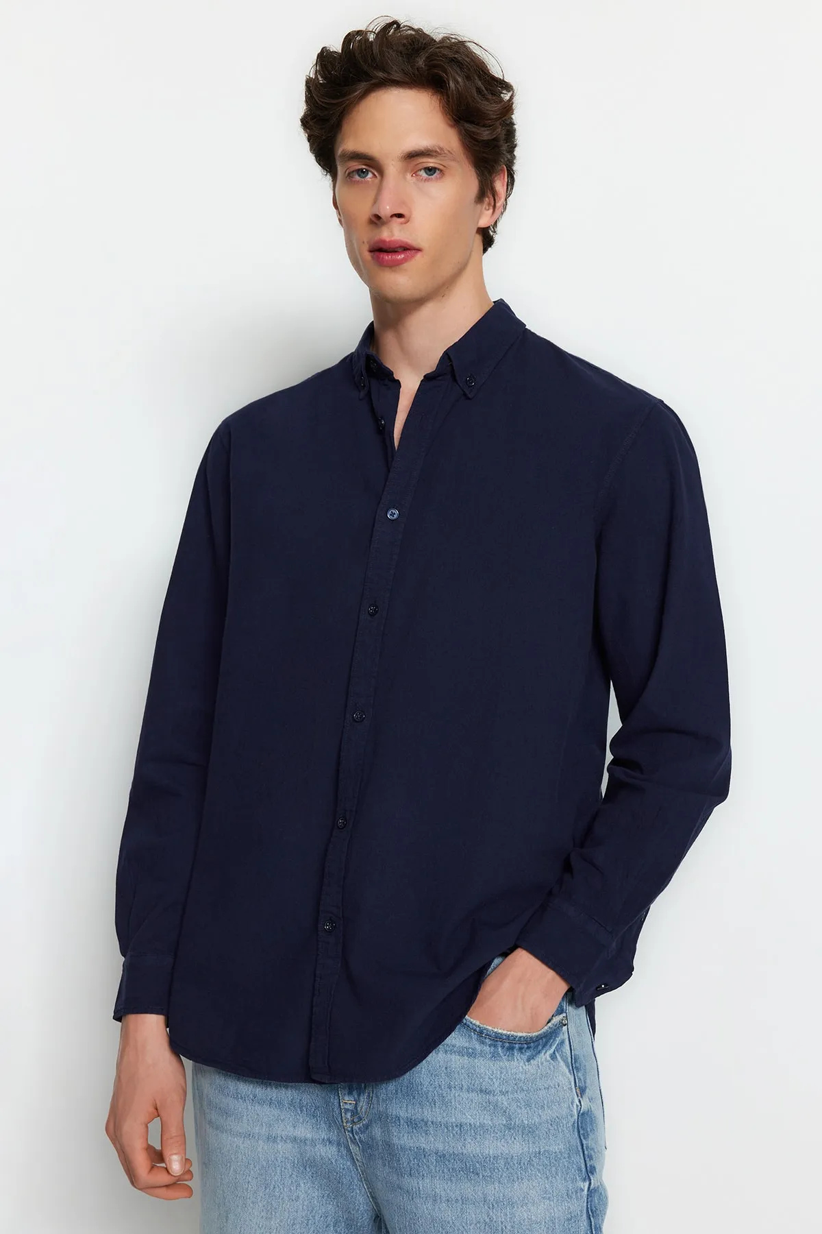 Trendyol Collection  Marineblaues Unisex-Hemd mit regulärer Passform aus 100 % Baumwolle und Leinenoptik TMNSS23GO00099 TMNSS23GO00099