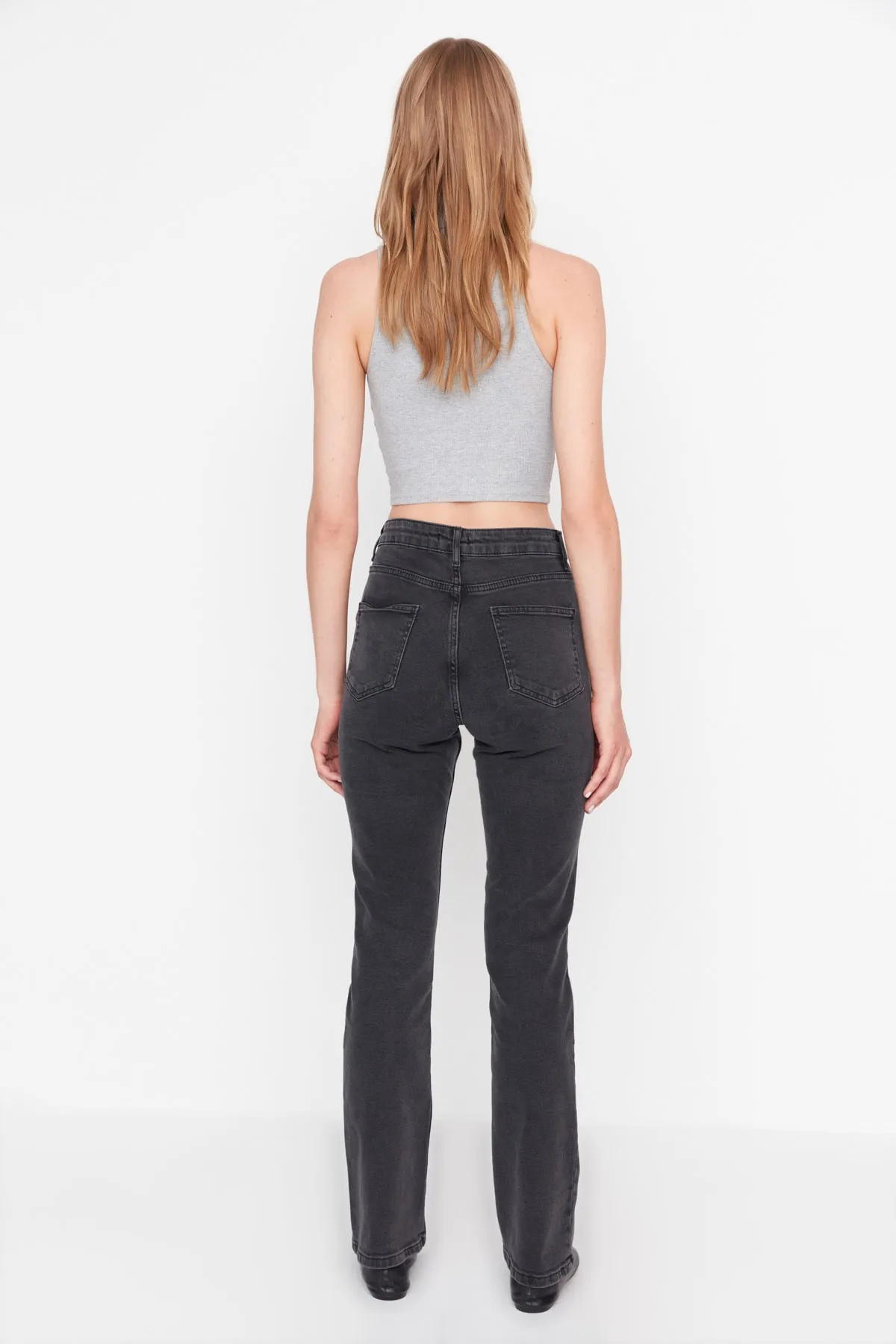 Trendyol Collection  Schwarze, nachhaltigere Bootcut-Jeans mit hoher Taille TWOAW23JE00353