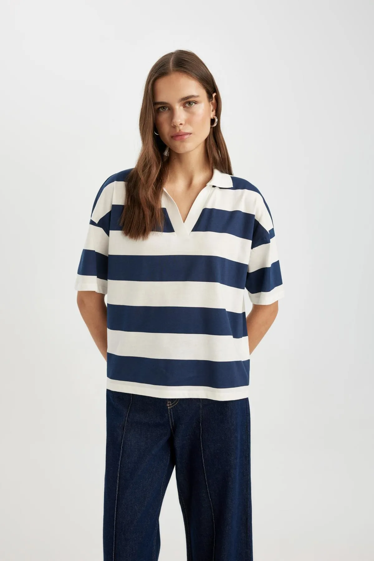 DeFacto  Gestreiftes Polo-T-Shirt mit kurzen Ärmeln und entspannter Passform C4072ax24sp