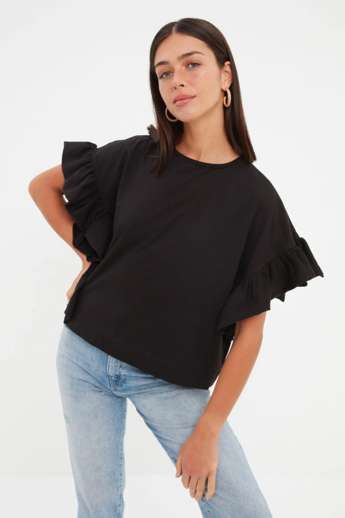 Trendyol Collection  Schwarzes Basic-Strick-T-Shirt mit Rundhalsausschnitt aus 100 % Baumwolle mit Rüschen und Details TWOSS22TS2429