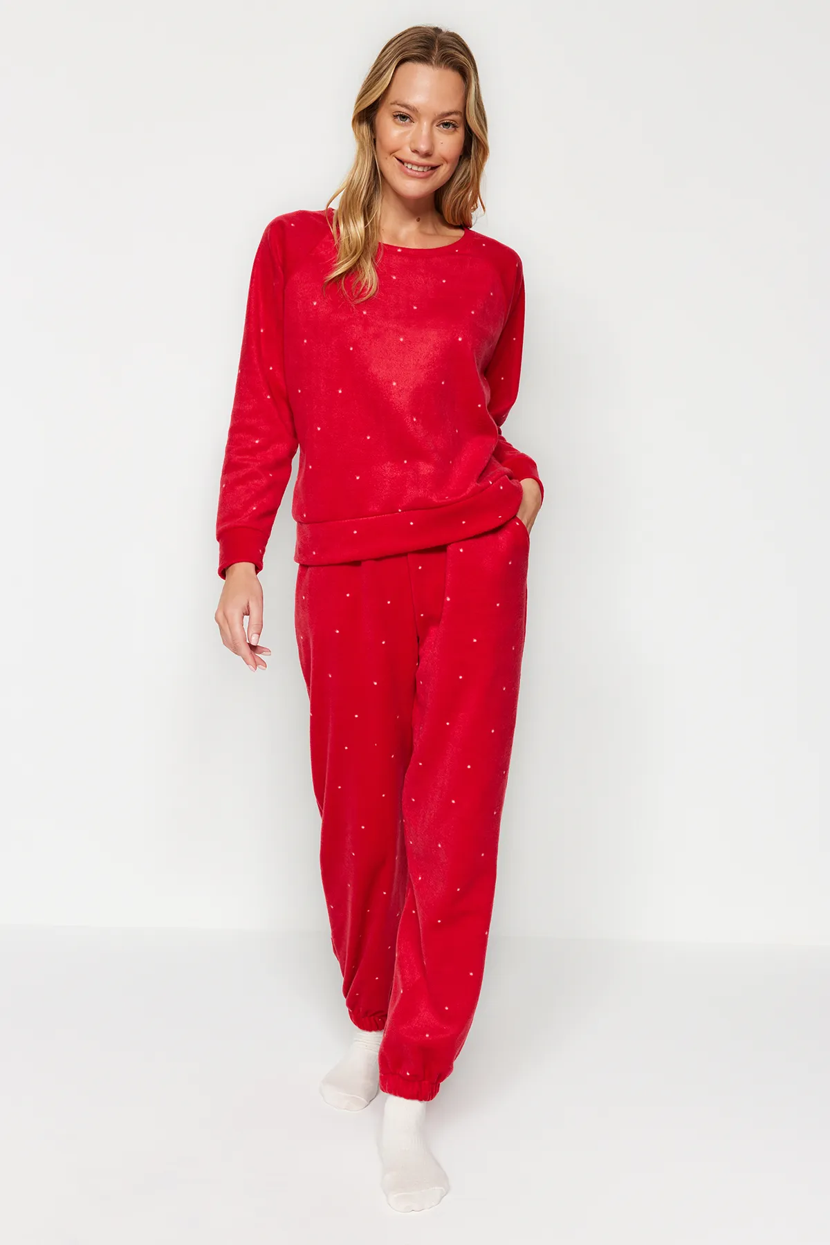 Trendyol Collection  Rotes Pyjama-Set aus gestricktem T-Shirt und Hose aus Samt THMAW24PT00032