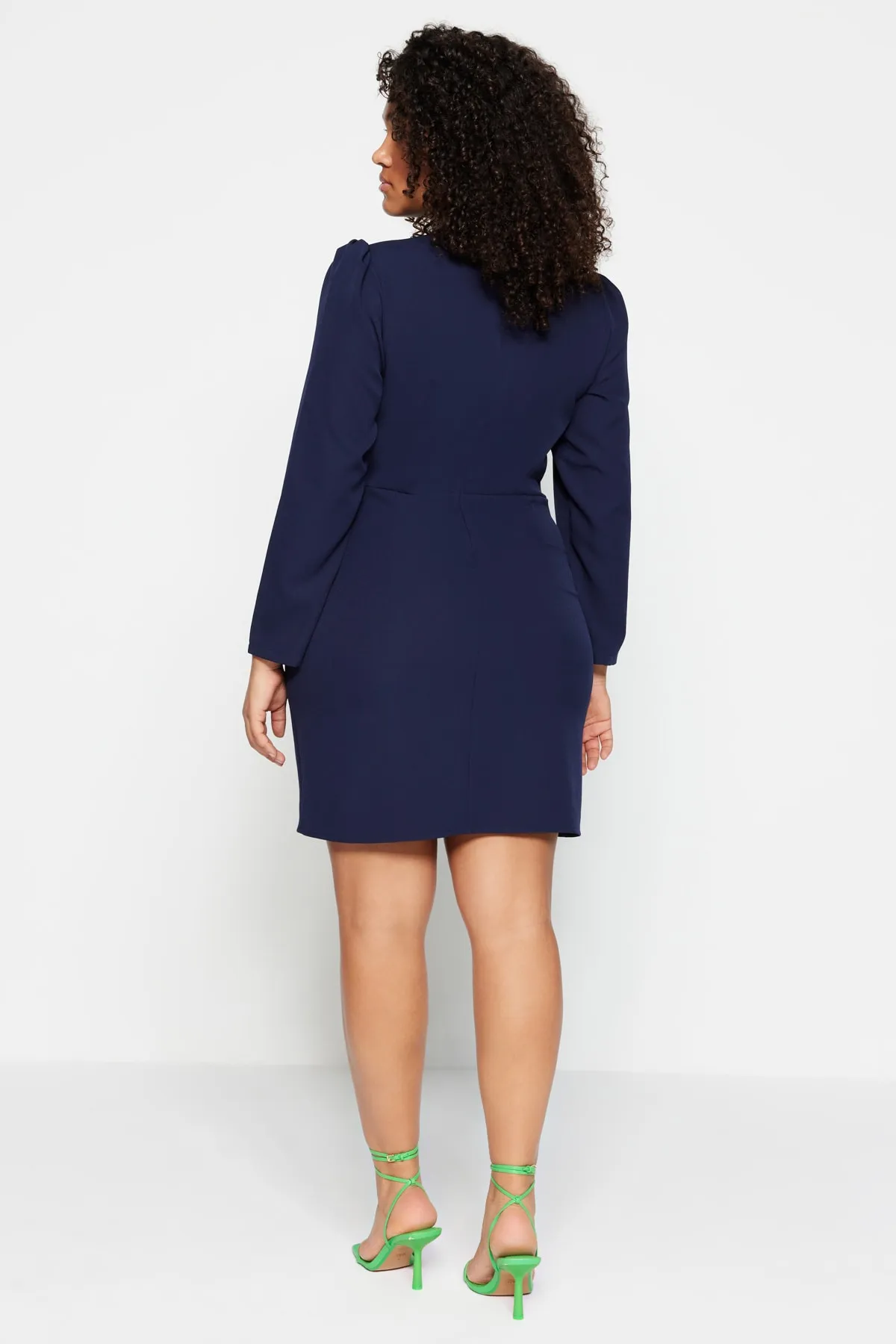Trendyol Curve  Marineblaues, figurbetontes Minikleid aus Webstoff mit großem Kragen, tiefem Ausschnitt, ungefüttert, langen Ärmeln, TBBAW23AH00040
