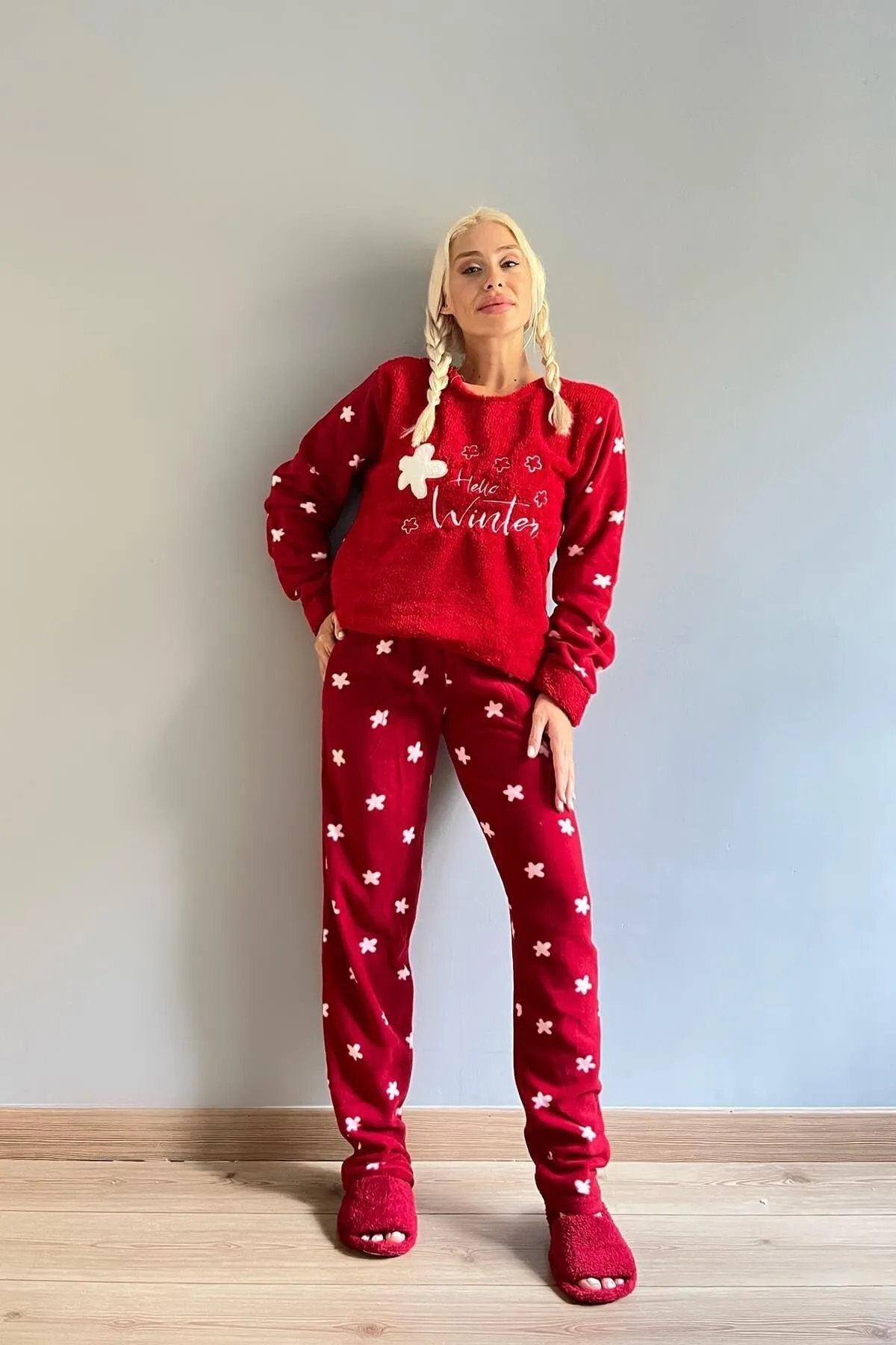Pijamaevi  Rotes „Hello Winter“ gemustertes Plüsch-Pyjama-Set für Damen