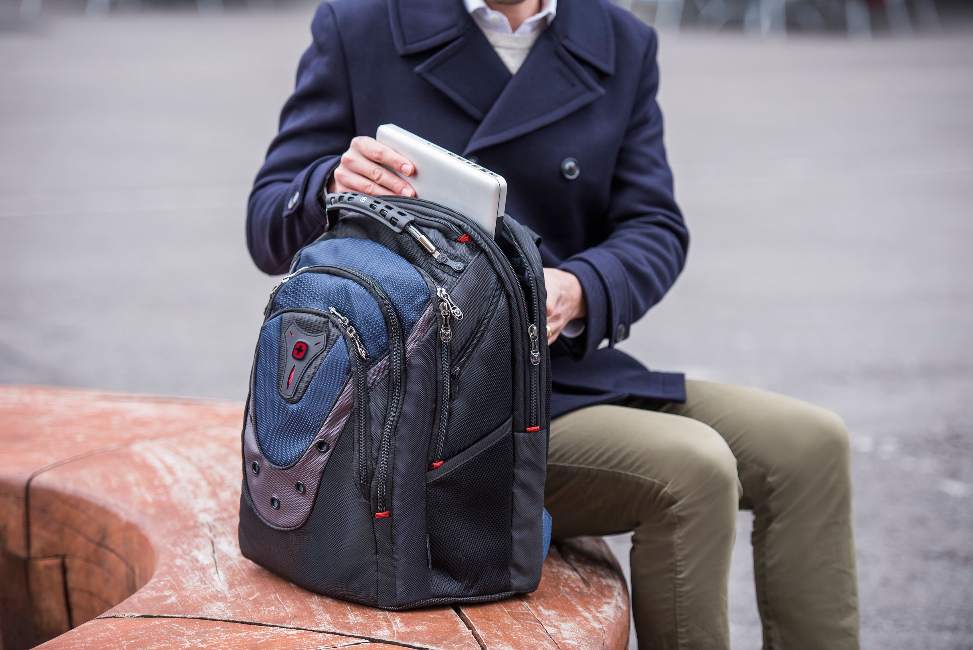 Wenger Laptoprucksack Ibex, schwarz/blau, für Laptops bis 17 Zoll