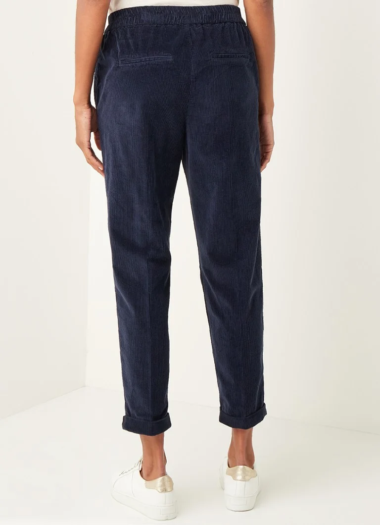 Pantaloni mulați din catifea reiată, cu talie înaltă și croială scurtă pe picior, de la Benetton.