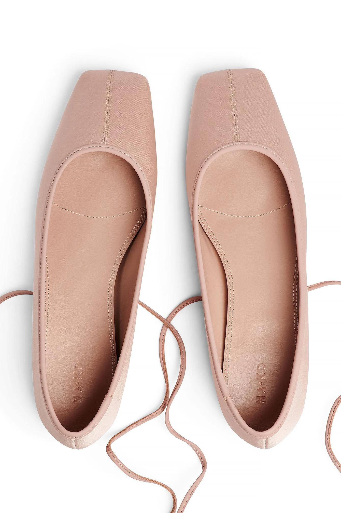 Ballerinas mit eckiger Spitze und Riemendetail
