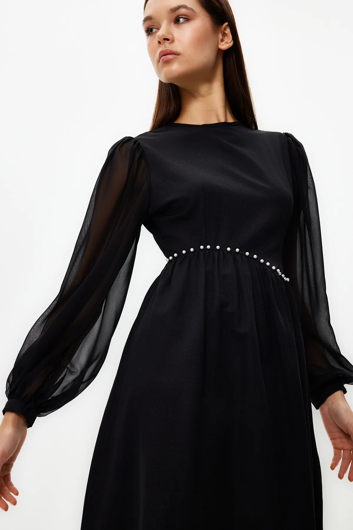 Trendyol Modest  Schwarzes Abendkleid mit Chiffon-Taille und Perlendetails TCTSS24DB00005