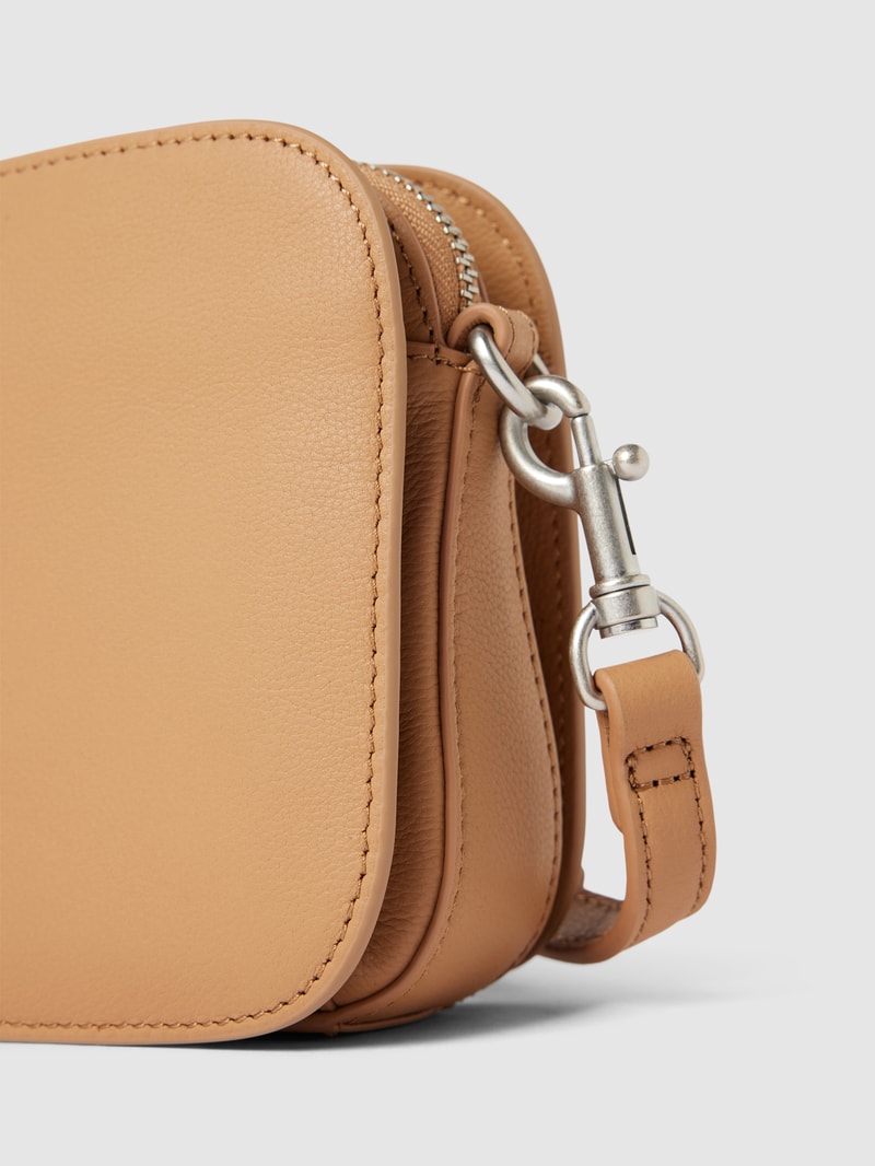 Handtasche aus Leder mit Label-Schriftzug in beige