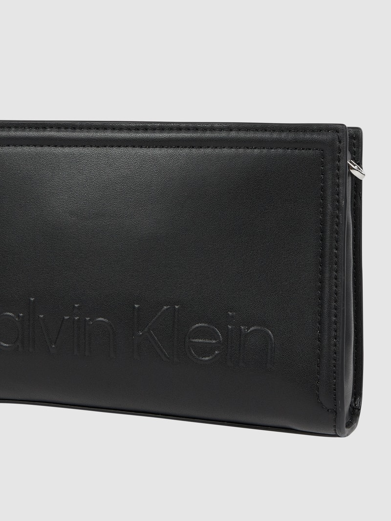 Crossbody Bag in Leder-Optik in schwarz
