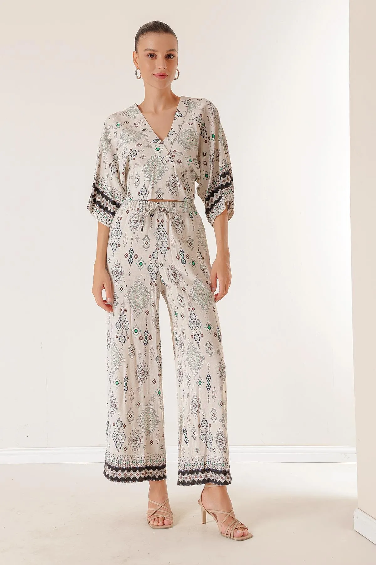 By Saygı  Vorne und hinten V-Ausschnitt, Fledermausärmel, Bluse, elastische Taille, Tasche, Palazzo-Hose, Kelim-Muster, 2-teiliges Set