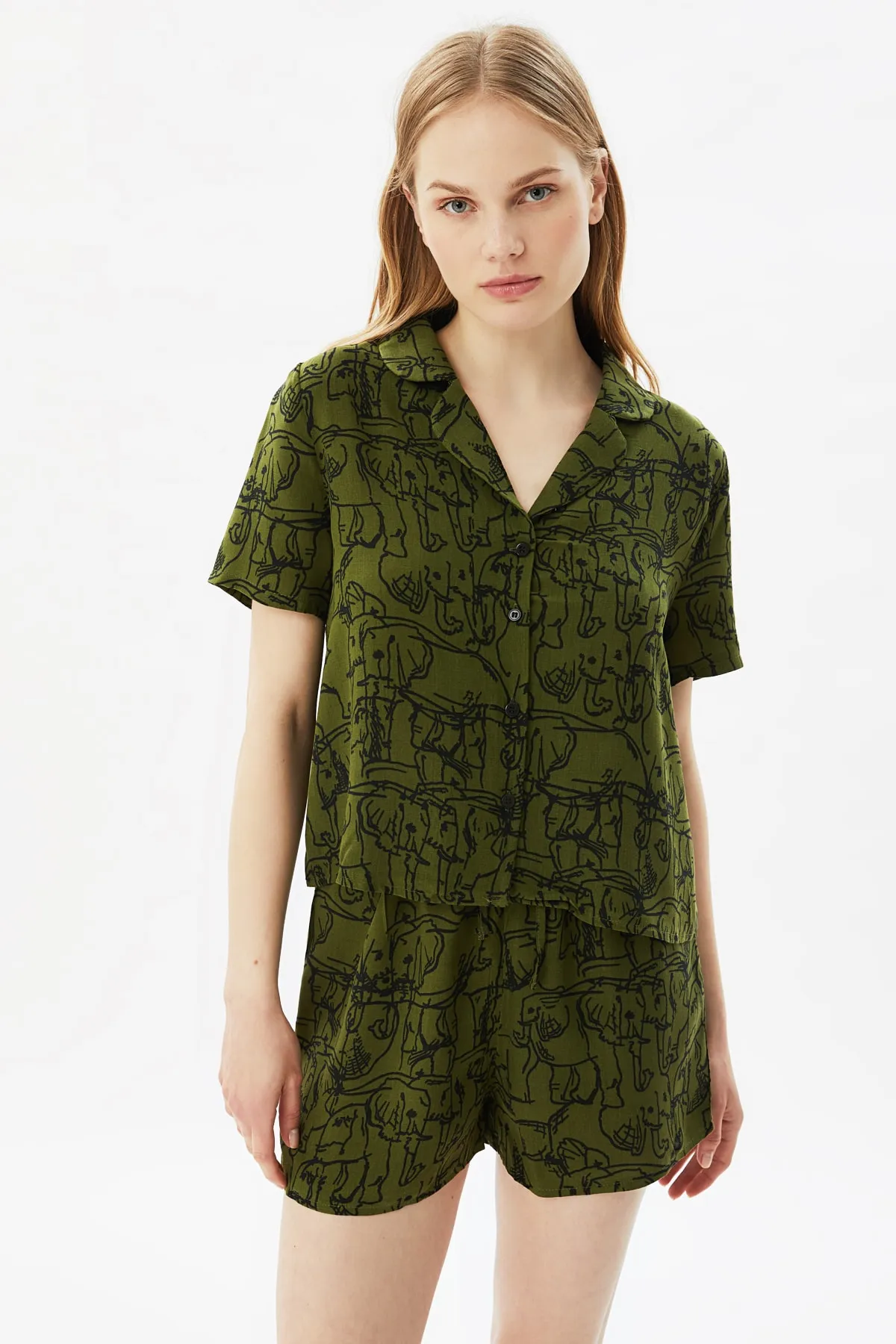 Trendyol Collection  Grünes, gewebtes Pyjama-Set mit Hemd und Shorts aus Viskose mit Tiermuster THMSS21PT0861