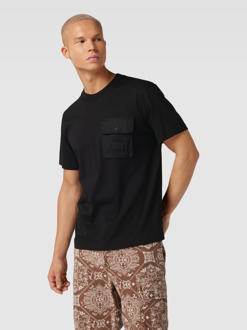 T-Shirt mit aufgesetzter Brusttasche in black