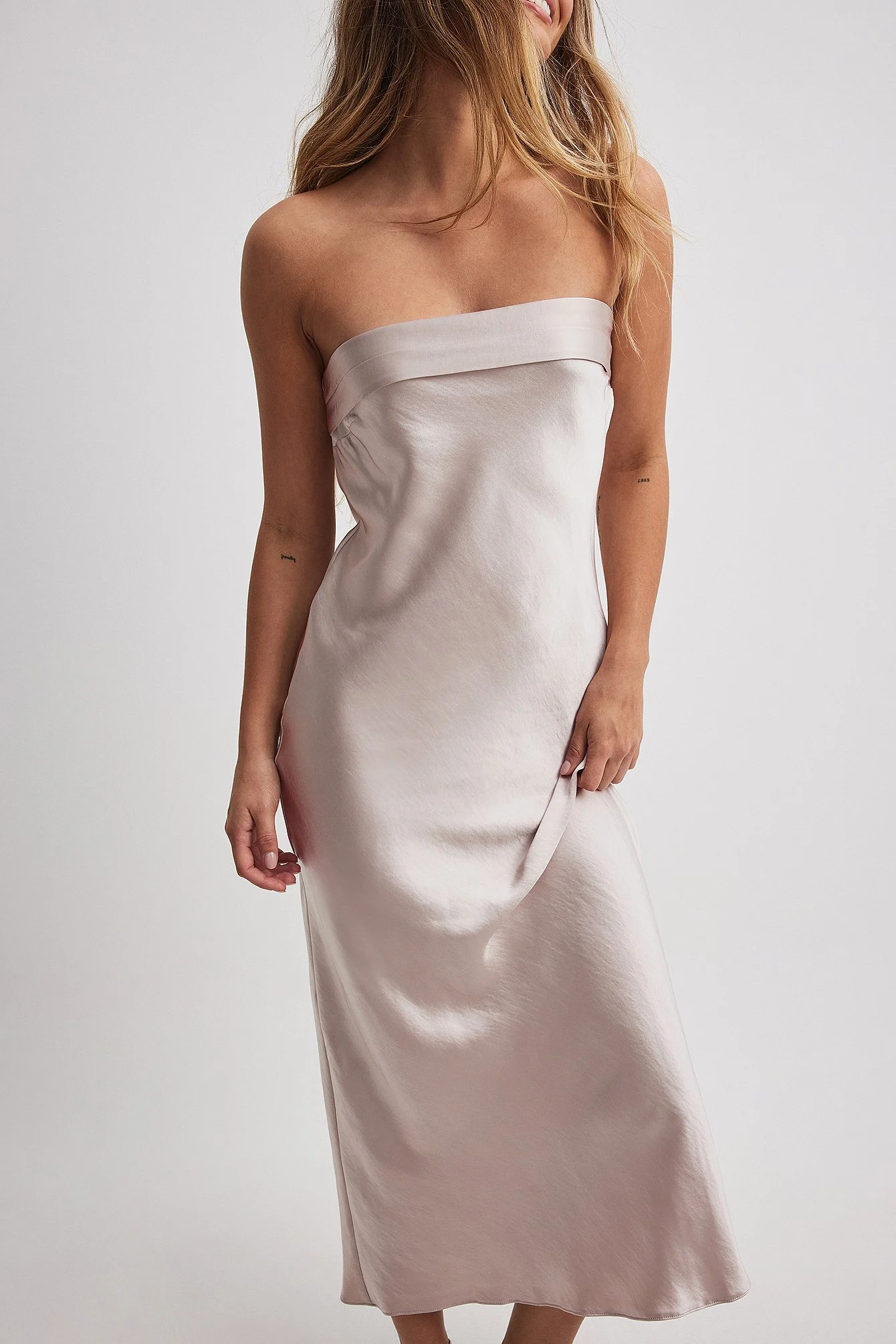 Bandeau-Satin-Kleid mit Faltenmuster