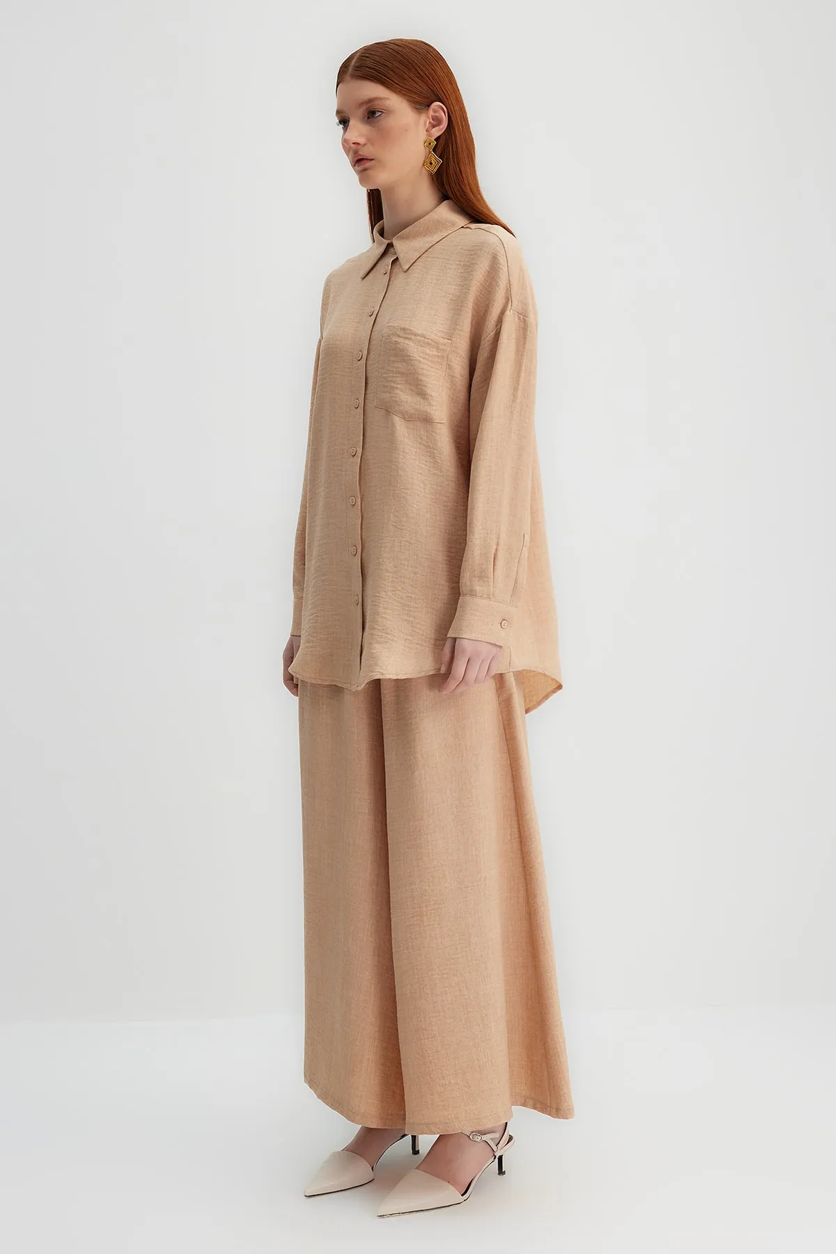 Trendyol Modest  X Kevser Sarıoglu Kamelfarbenes gewebtes Hemd-Hosen-Set mit weitem Bein TCLSS23US00001
