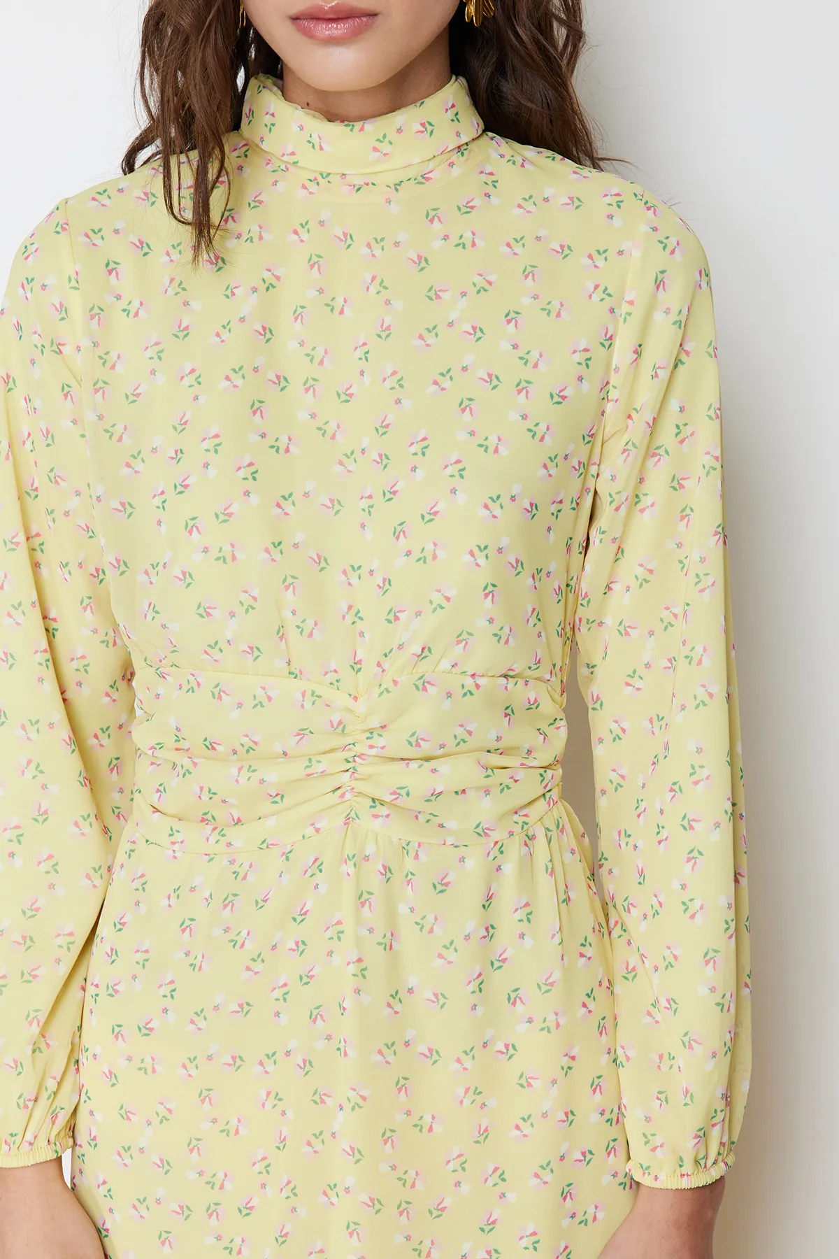 Trendyol Modest  Gelbes Blumenkleid mit hohem Kragen und detailliertem, gefüttertem Chiffon-Gewebe TCTSS22EB0032