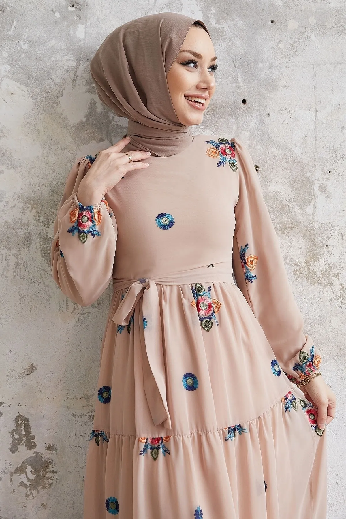 InStyle  Vanes Chiffonkleid mit Blumenstickerei – Beige