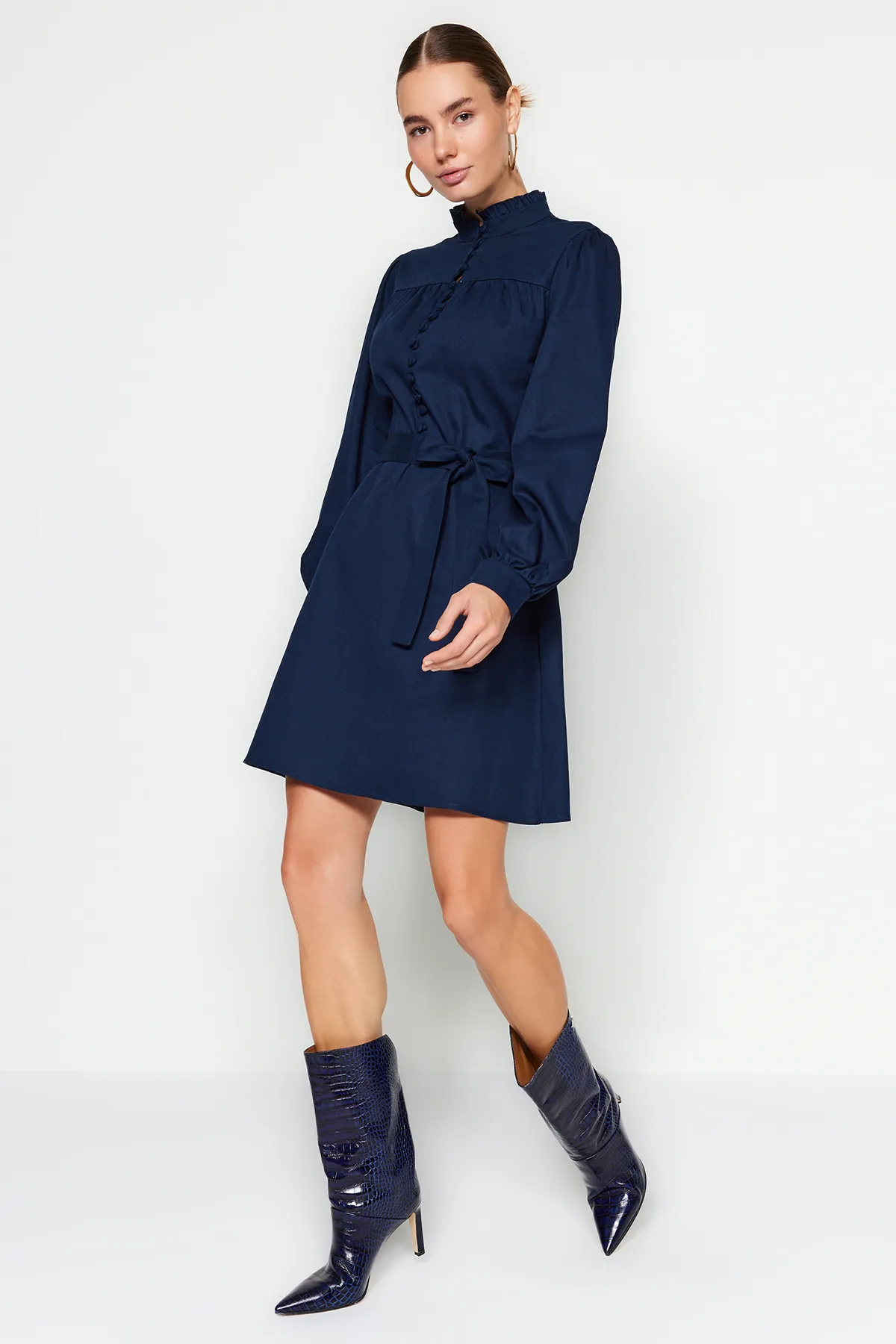 Trendyol Collection  Marineblaues Webkleid mit hohem Kragen TWOAW22EL1346