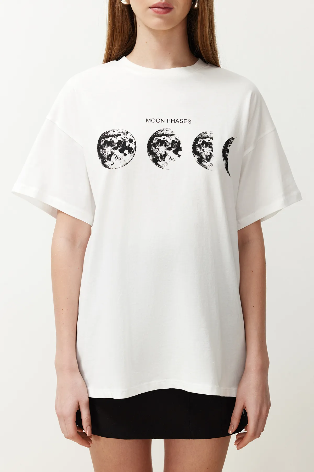 Trendyol Collection  Ecrufarbenes, bedrucktes Boyfriend-Strick-T-Shirt mit Rundhalsausschnitt aus 100 % Baumwolle TWOSS20TS0245