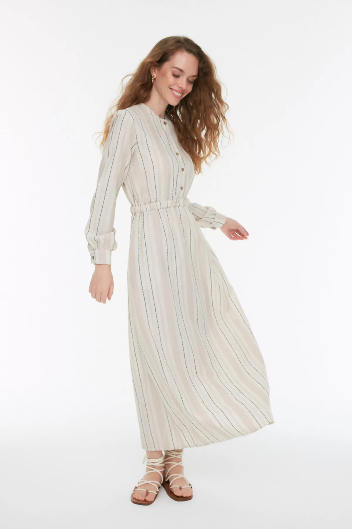 Trendyol Modest  Beiges gestreiftes Kleid aus Leinenmischung mit Knopfleiste und elastischer Taille TCTSS22EB0236