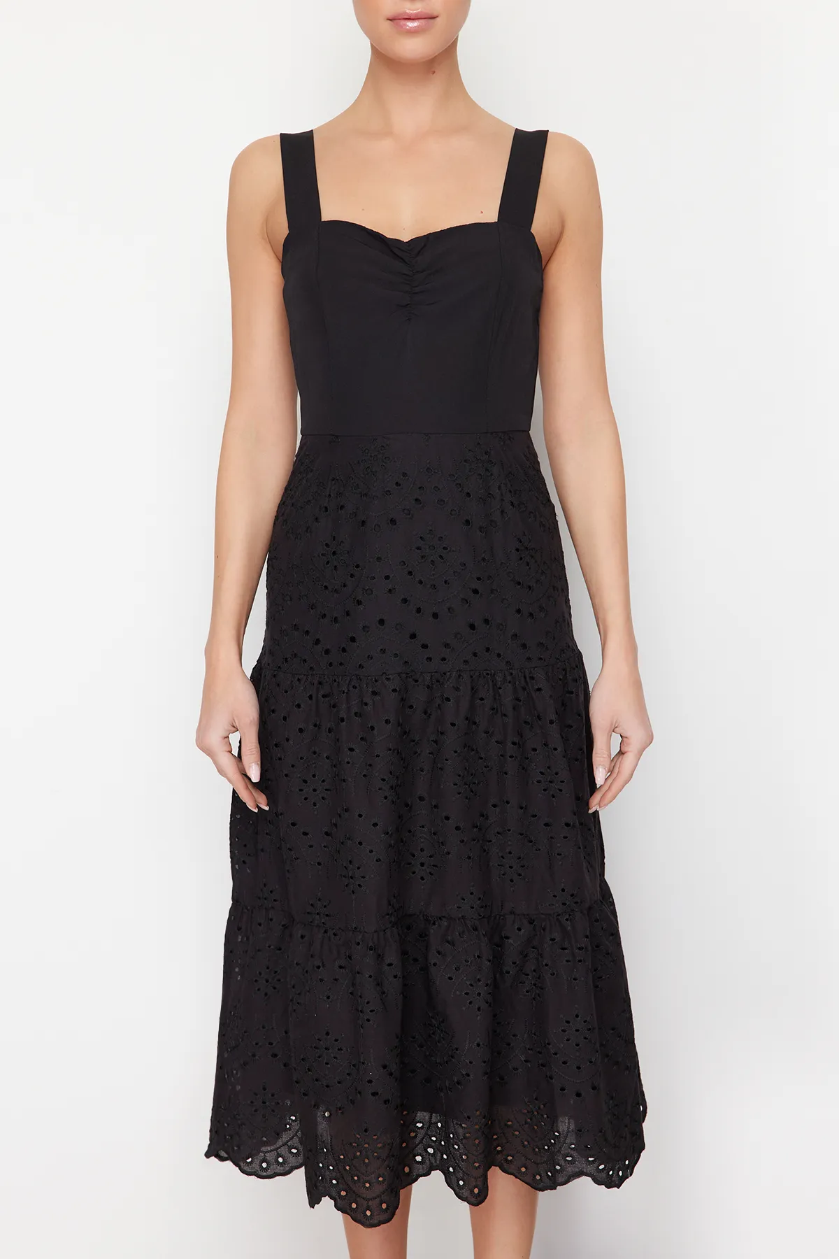 Trendyol Collection  Schwarzes Midikleid mit Taillenöffnung, gefüttert und bestickt, gewebtes Kleid TWOSS23EL00156