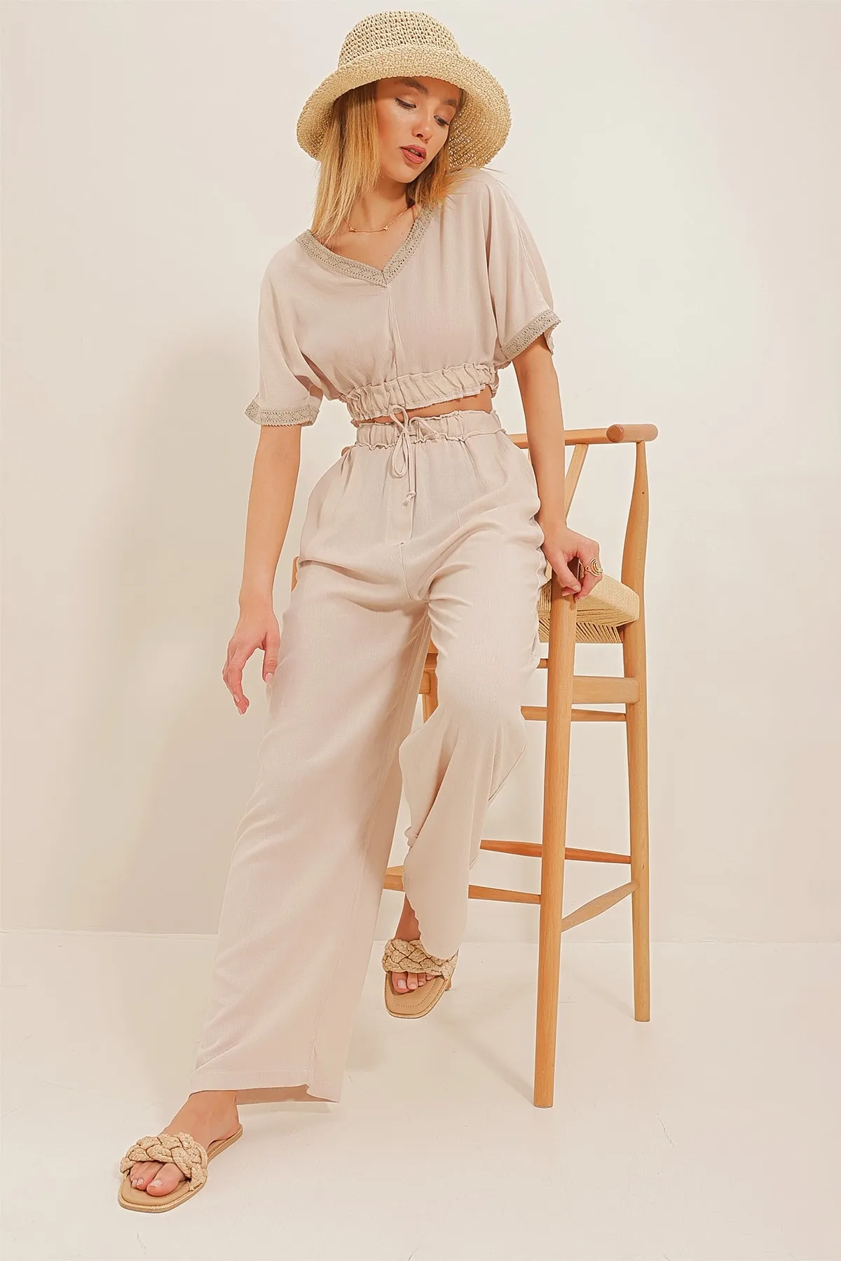 Trend Alaçatı Stili  Hellbeiges Crop-Top-Set mit gestreiftem Kragen und Palazzo-Hose für Damen ALC-X10652