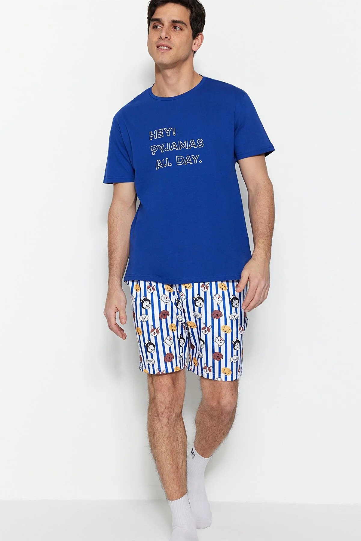 Trendyol Collection  Dunkelblaues Unisex-Pyjamaset mit normaler Passform und bedruckten Shorts TMNSS23PT00000