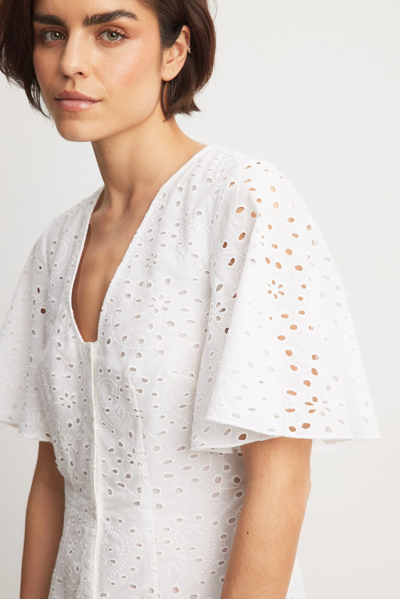 Anglaise-Minikleid mit Knöpfen