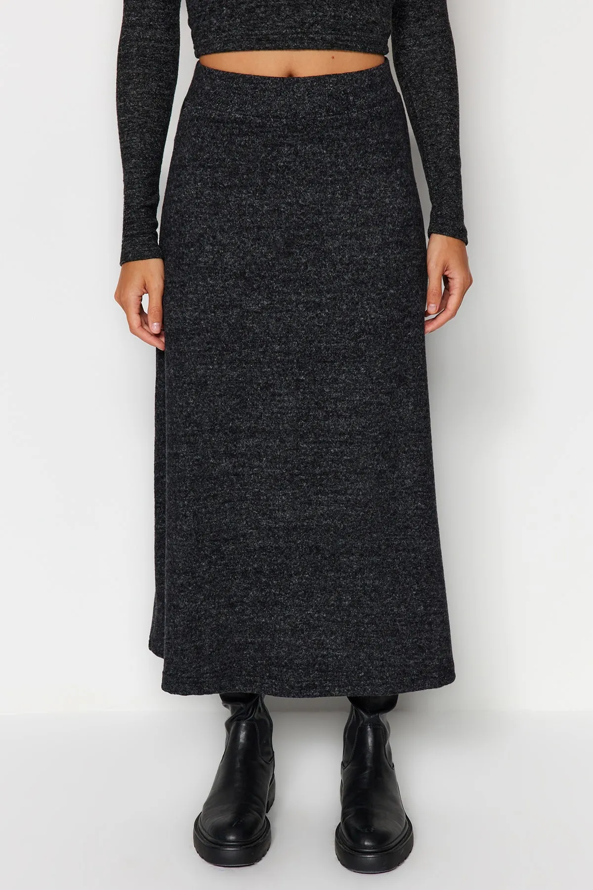 Trendyol Collection  Anthrazitfarbener, weicher Strickrock mit ausgestellter Form und hoher Taille TWOAW24ET00249