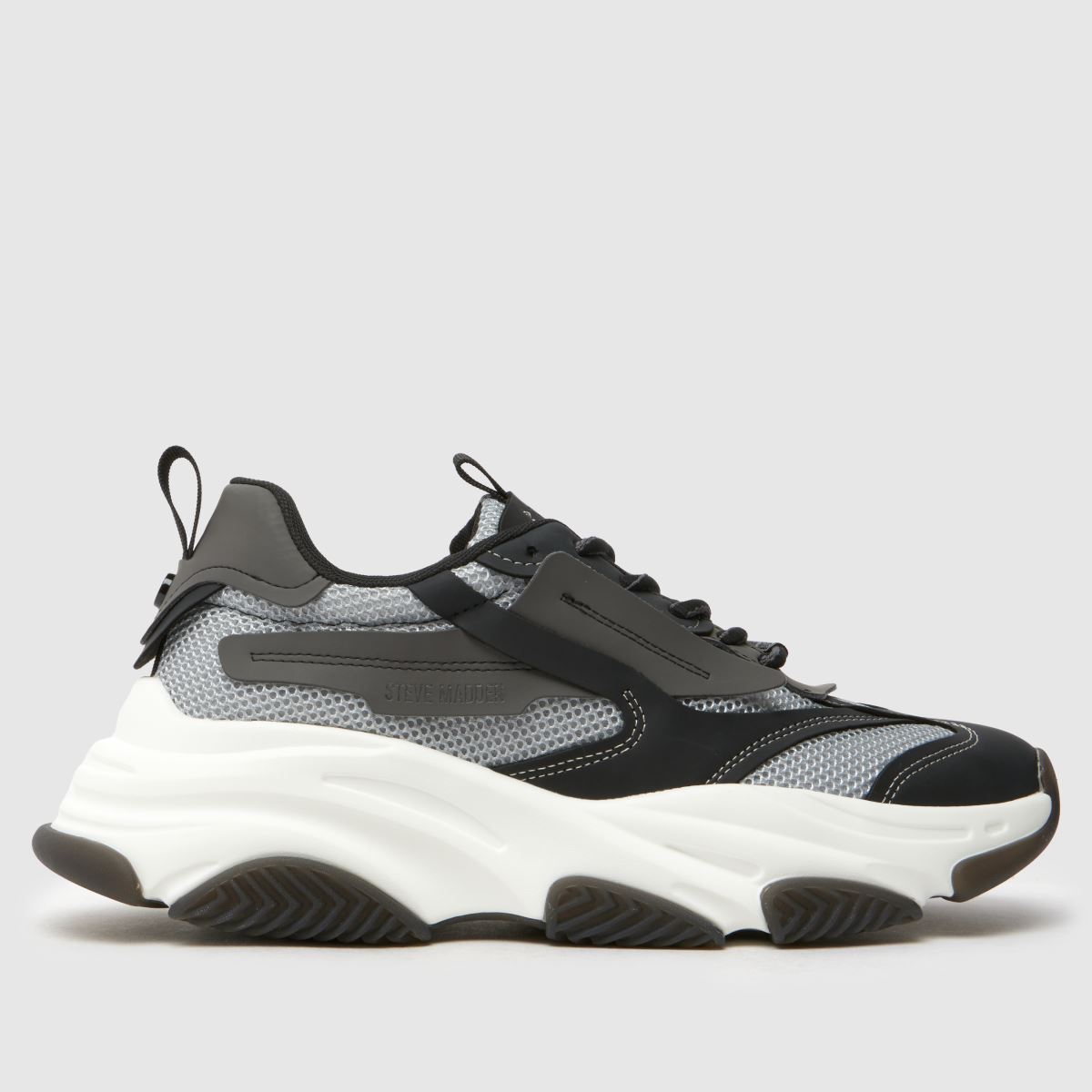 A Steve Madden sötétszürke cipőket is árul.