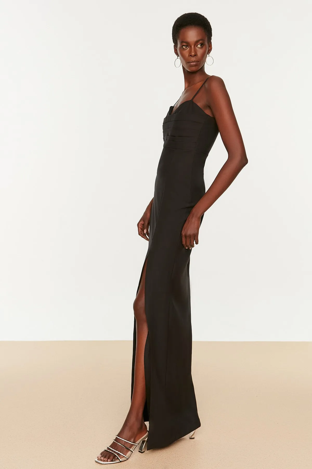 Trendyol Collection  Schwarzes, gefüttertes, gewebtes, langes Abendkleid TPRSS20AE0295