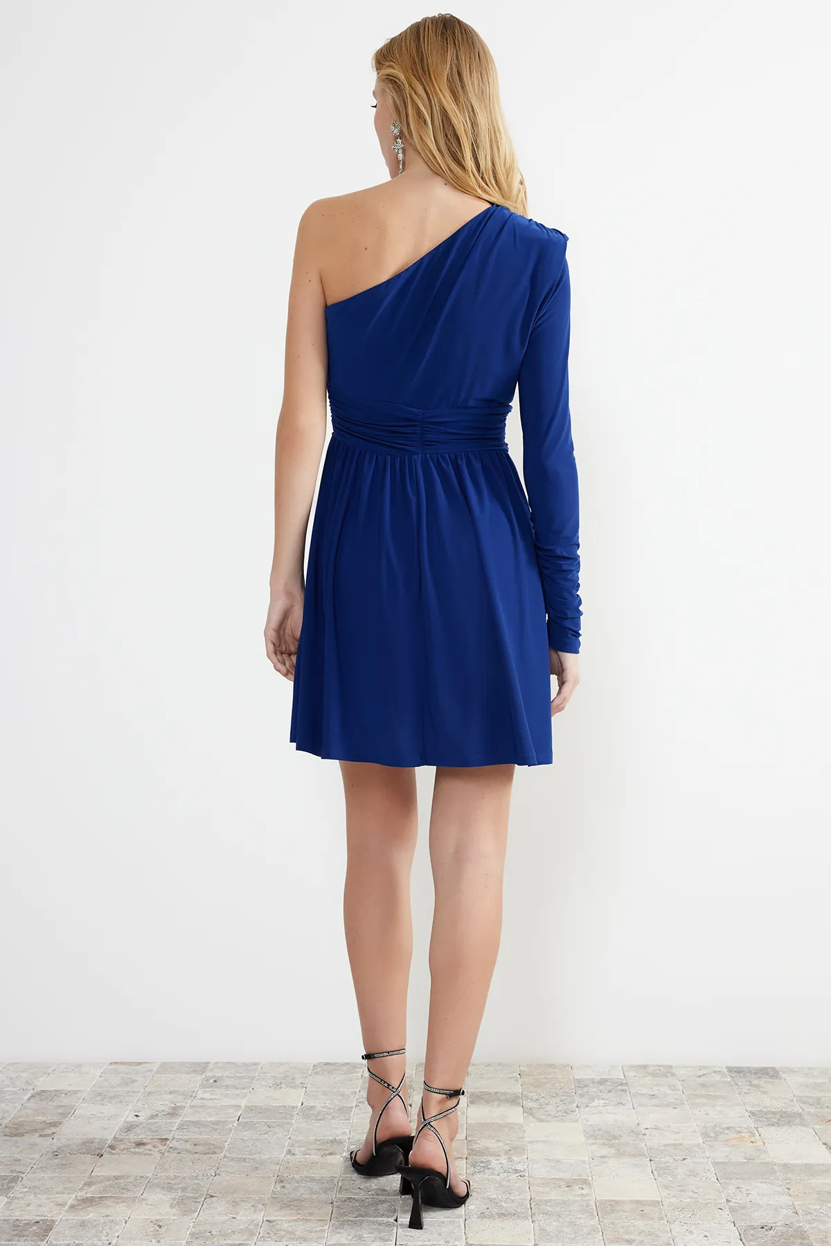 Trendyol Collection  Elegantes Abendkleid mit Saks-Taillenöffnung/Skater-Strickfenster/Ausschnittdetail TPRSS23EL00032