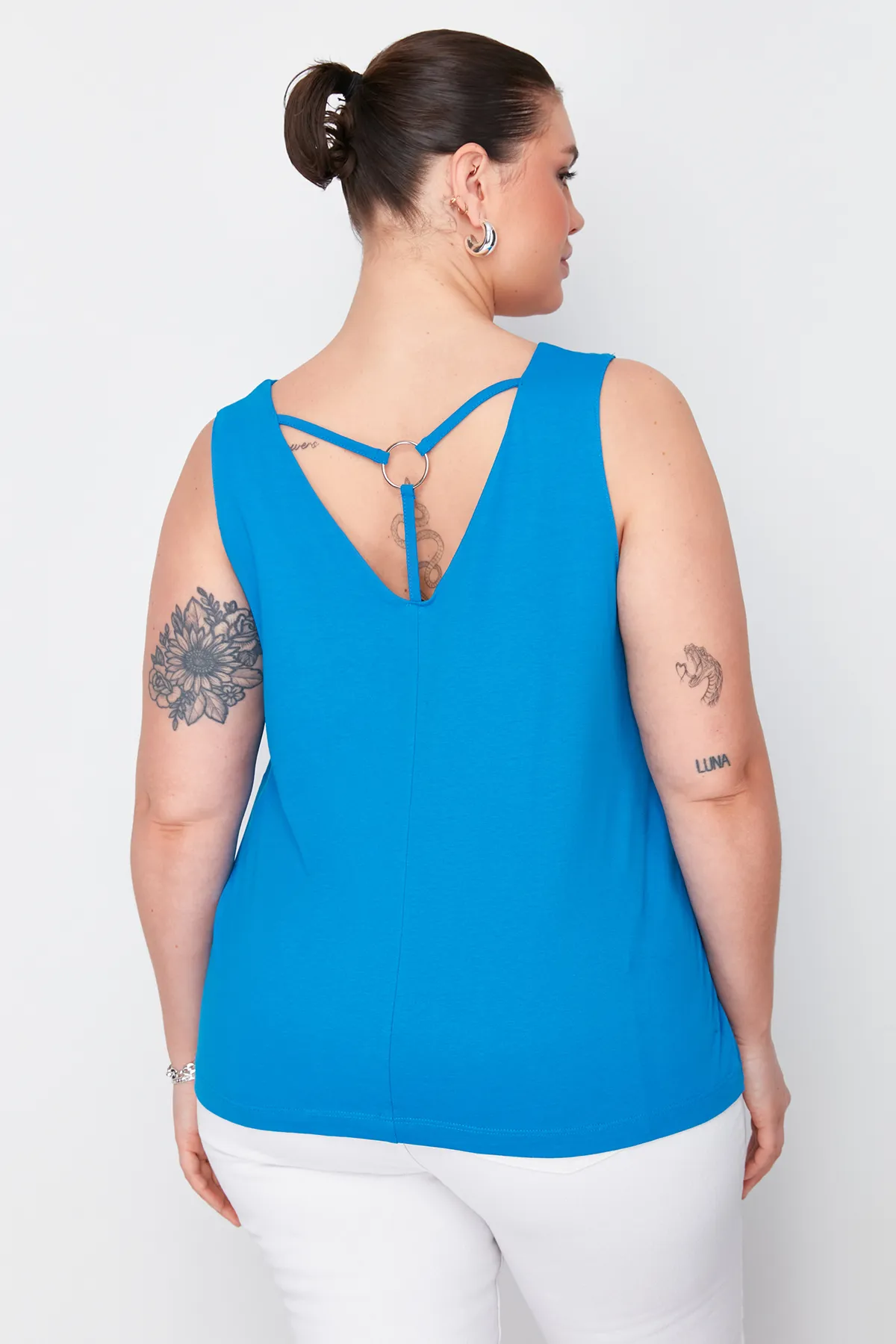 Trendyol Curve  Blaue, detaillierte Strickbluse auf der Rückseite TBSSS24AF00061