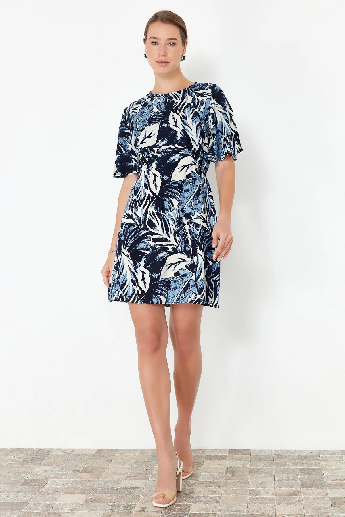 Trendyol Collection  Blaues A-Linien-Minikleid aus Viskosegewebe mit tropischem Blumenmuster TWOSS24EL00632