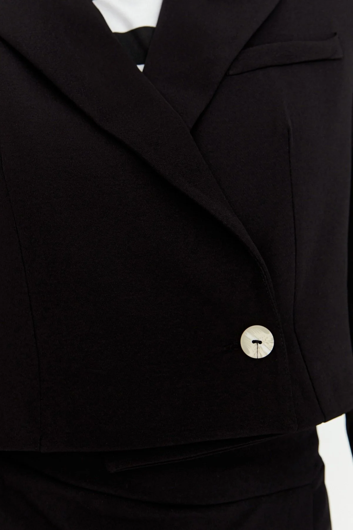 Trendyol Collection  Schwarze, kurze, gefütterte Blazerjacke aus Webstoff TWOAW22CE0086