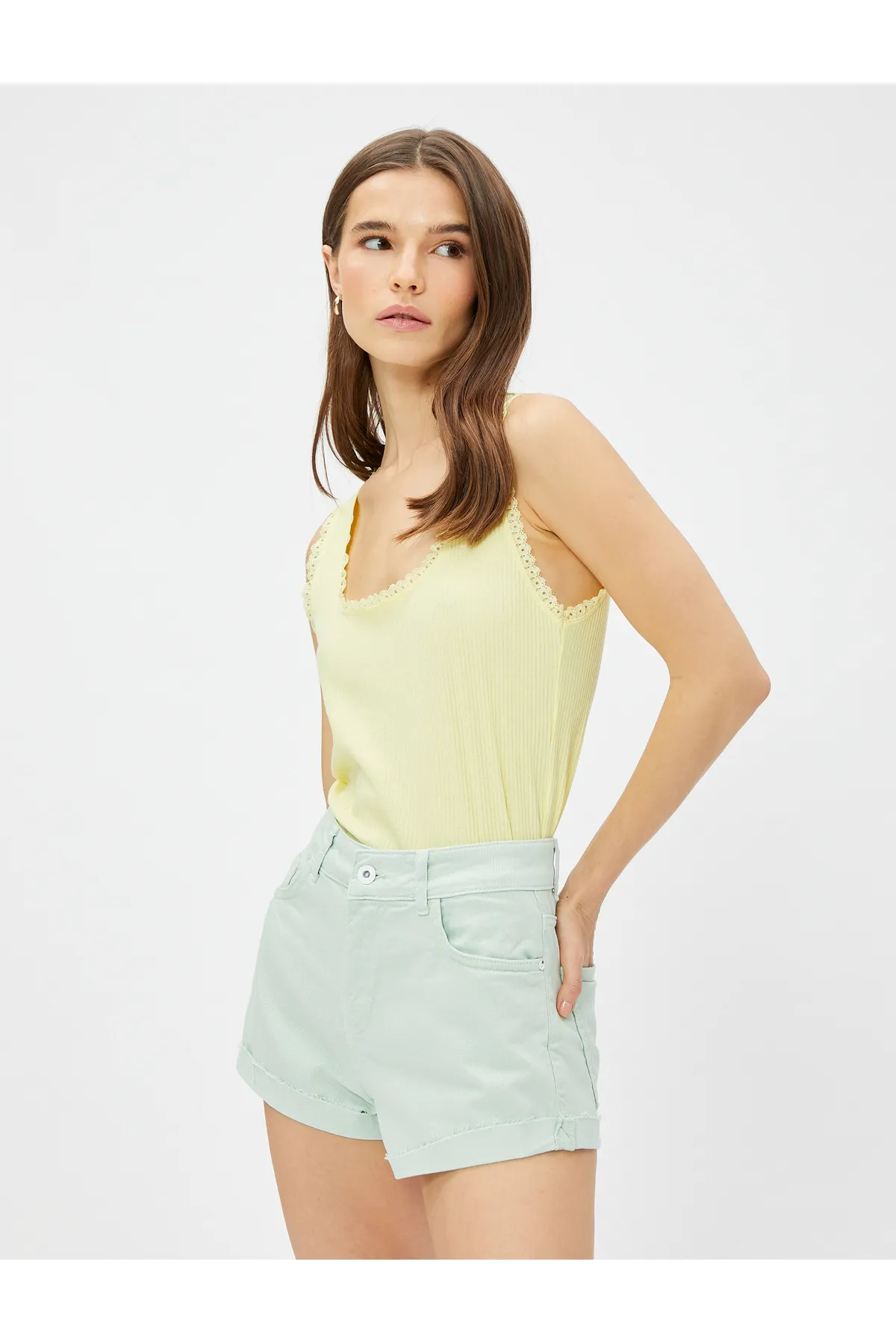 Koton  Geripptes Tanktop mit dicken Trägern und Spitzendetail