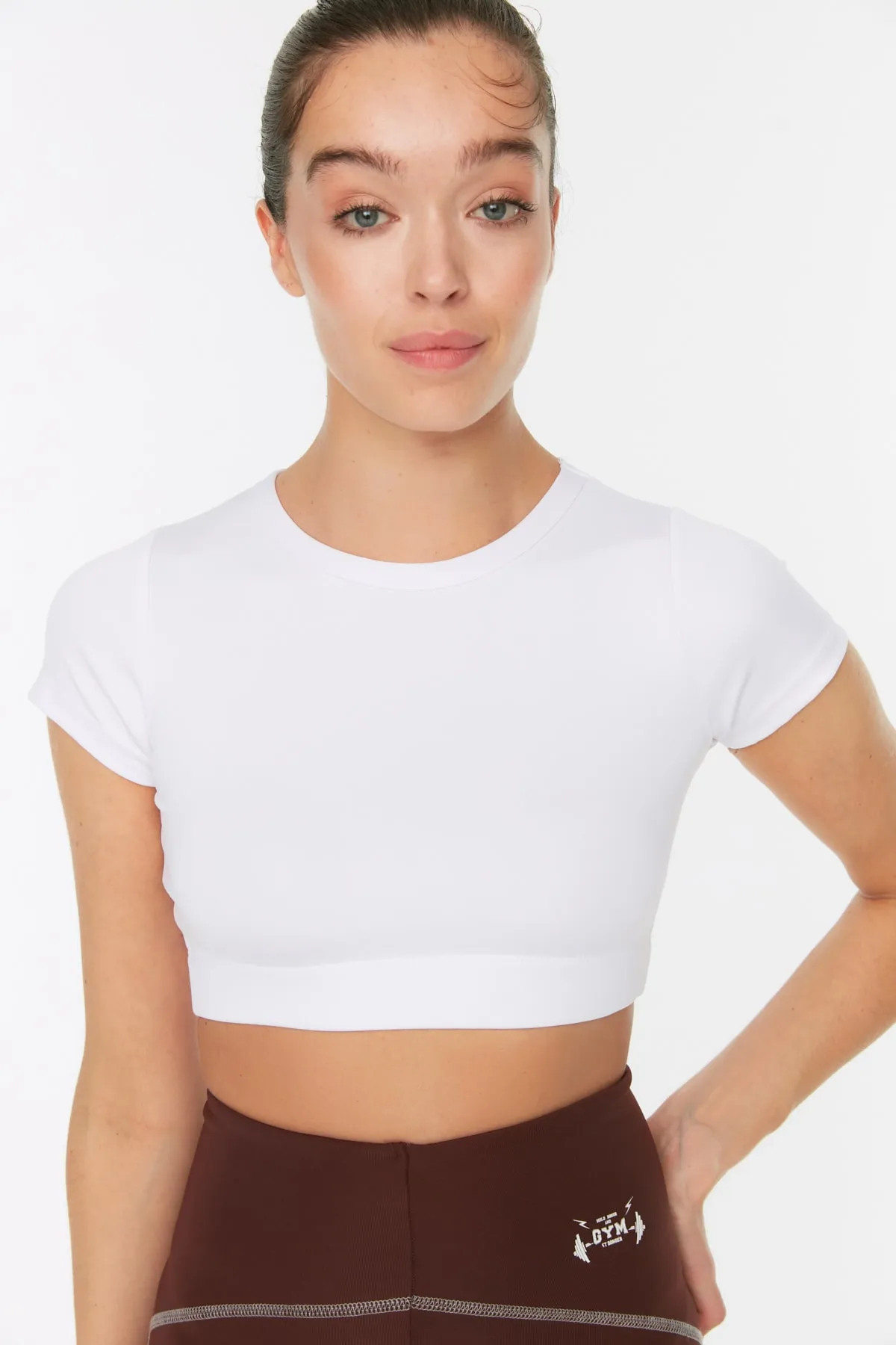 Trendyol Collection  Weißes Crop-Strick-Sportoberteil/Bluse mit leichtem Halt und weicher Textur und Rundhalsausschnitt TWOAW21BZ0158