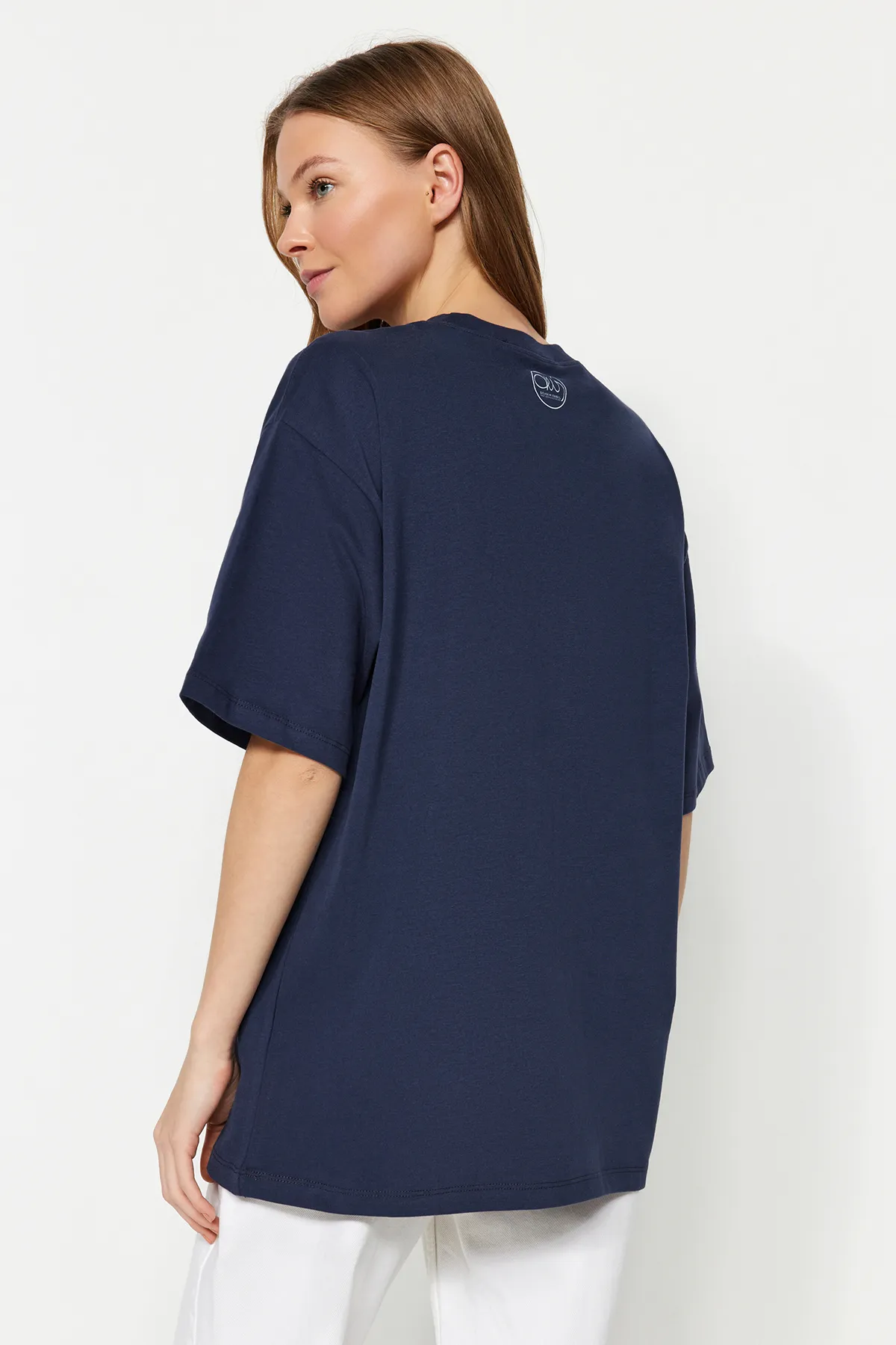 Trendyol Collection  Marineblaues, übergroßes, gestricktes Unisex-T-Shirt mit Devrim-Erbil-Aufdruck TWOSS24TS00017