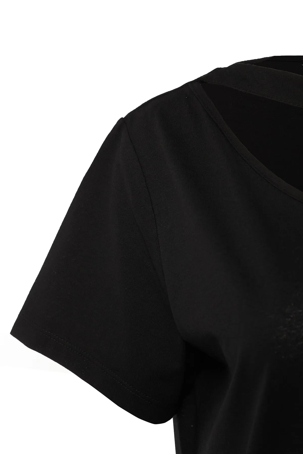 Trendyol Curve  Schwarzes, detailliertes Strick-T-Shirt mit Fenster/Ausschnitt TBBSS22BF00001